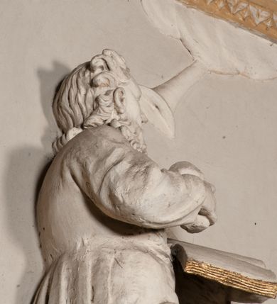 Zdjęcie nr 63: Kościół położony na południe od rynku, na placu otoczonym kamiennym murem z dwiema bramkami od zachodu i północy oraz bramką od południa. Kościół jednonawowy, dwuprzęsłowy, z węższym, niższym dwuprzęsłowym prezbiterium zamkniętym pięciobocznie. Do prezbiterium przylegają dwa aneksy, od północy dawna zakrystia (obecnie kaplica świętych Męczennic), zamknięta od wschodu dwubocznie, mająca w narożu z korpusem wieżyczkę schodową, a od południa zakrystia nowa, na planie prostokąta. Do nawy przylegają dwie kaplice: od północy kaplica Lubomirskich, założona na rzucie kwadratu, nakryta kopułą, a od południa kaplica Branickich, także na rzucie kwadratu z kopułą. Przy korpusie od zachodu piętrowa kruchta, pierwotnie otwarta w przyziemiu od północy, zachodu i południa ostrołukowymi arkadami. Arkada tęczy ostrołukowa. Sklepienie prezbiterium, zakrystii i obu kondygnacjach kruchty krzyżowo-żebrowe, w korpusie, pierwotnie trójprzęsłowym, pierwotnie sklepienie o polach trójkątnych z trójpromieniem, wsparte na dwóch dziesięciobocznych filarach, obecnie kolebkowo z lunetami. Żebra w prezbiterium i zakrystii o profilu żłobkowym, w kruchcie - gruszkowym. W prezbiterium służki cylindryczne, nadwieszone na oplecionych liśćmi wspornikach oraz rzeźbione zworniki z przedstawieniem Głowy Chrystusa i motywami roślinnymi. Ściany rozczłonkowane wykonanymi w czarnego marmuru arkadami, zamkniętymi łukiem półkolistymi. Okna ostrołukowe , obustronnie rozglifione z krzyżowym laskowaniem, w ścianie północnym prezbiterium ślepe. Kościół opięty przyporami. Elewacje na cokole, z profilowanymi gzymsami cokołowymi, kapnikowym i koronującym. Szczyty zwieńczone kwiatonami, z których zachodnie z krzyżem. Portale kamienne, ostrołukowe: zachodni profilowany, z ażurowym maswerkiem; drugi w prezbiterium do zakrystii, profilowany; trzeci do wieżyczki schodowej.