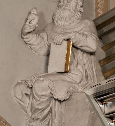 Zdjęcie nr 61: Kościół położony na południe od rynku, na placu otoczonym kamiennym murem z dwiema bramkami od zachodu i północy oraz bramką od południa. Kościół jednonawowy, dwuprzęsłowy, z węższym, niższym dwuprzęsłowym prezbiterium zamkniętym pięciobocznie. Do prezbiterium przylegają dwa aneksy, od północy dawna zakrystia (obecnie kaplica świętych Męczennic), zamknięta od wschodu dwubocznie, mająca w narożu z korpusem wieżyczkę schodową, a od południa zakrystia nowa, na planie prostokąta. Do nawy przylegają dwie kaplice: od północy kaplica Lubomirskich, założona na rzucie kwadratu, nakryta kopułą, a od południa kaplica Branickich, także na rzucie kwadratu z kopułą. Przy korpusie od zachodu piętrowa kruchta, pierwotnie otwarta w przyziemiu od północy, zachodu i południa ostrołukowymi arkadami. Arkada tęczy ostrołukowa. Sklepienie prezbiterium, zakrystii i obu kondygnacjach kruchty krzyżowo-żebrowe, w korpusie, pierwotnie trójprzęsłowym, pierwotnie sklepienie o polach trójkątnych z trójpromieniem, wsparte na dwóch dziesięciobocznych filarach, obecnie kolebkowo z lunetami. Żebra w prezbiterium i zakrystii o profilu żłobkowym, w kruchcie - gruszkowym. W prezbiterium służki cylindryczne, nadwieszone na oplecionych liśćmi wspornikach oraz rzeźbione zworniki z przedstawieniem Głowy Chrystusa i motywami roślinnymi. Ściany rozczłonkowane wykonanymi w czarnego marmuru arkadami, zamkniętymi łukiem półkolistymi. Okna ostrołukowe , obustronnie rozglifione z krzyżowym laskowaniem, w ścianie północnym prezbiterium ślepe. Kościół opięty przyporami. Elewacje na cokole, z profilowanymi gzymsami cokołowymi, kapnikowym i koronującym. Szczyty zwieńczone kwiatonami, z których zachodnie z krzyżem. Portale kamienne, ostrołukowe: zachodni profilowany, z ażurowym maswerkiem; drugi w prezbiterium do zakrystii, profilowany; trzeci do wieżyczki schodowej.