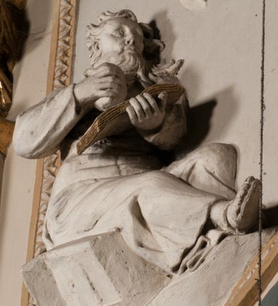 Zdjęcie nr 66: Kościół położony na południe od rynku, na placu otoczonym kamiennym murem z dwiema bramkami od zachodu i północy oraz bramką od południa. Kościół jednonawowy, dwuprzęsłowy, z węższym, niższym dwuprzęsłowym prezbiterium zamkniętym pięciobocznie. Do prezbiterium przylegają dwa aneksy, od północy dawna zakrystia (obecnie kaplica świętych Męczennic), zamknięta od wschodu dwubocznie, mająca w narożu z korpusem wieżyczkę schodową, a od południa zakrystia nowa, na planie prostokąta. Do nawy przylegają dwie kaplice: od północy kaplica Lubomirskich, założona na rzucie kwadratu, nakryta kopułą, a od południa kaplica Branickich, także na rzucie kwadratu z kopułą. Przy korpusie od zachodu piętrowa kruchta, pierwotnie otwarta w przyziemiu od północy, zachodu i południa ostrołukowymi arkadami. Arkada tęczy ostrołukowa. Sklepienie prezbiterium, zakrystii i obu kondygnacjach kruchty krzyżowo-żebrowe, w korpusie, pierwotnie trójprzęsłowym, pierwotnie sklepienie o polach trójkątnych z trójpromieniem, wsparte na dwóch dziesięciobocznych filarach, obecnie kolebkowo z lunetami. Żebra w prezbiterium i zakrystii o profilu żłobkowym, w kruchcie - gruszkowym. W prezbiterium służki cylindryczne, nadwieszone na oplecionych liśćmi wspornikach oraz rzeźbione zworniki z przedstawieniem Głowy Chrystusa i motywami roślinnymi. Ściany rozczłonkowane wykonanymi w czarnego marmuru arkadami, zamkniętymi łukiem półkolistymi. Okna ostrołukowe , obustronnie rozglifione z krzyżowym laskowaniem, w ścianie północnym prezbiterium ślepe. Kościół opięty przyporami. Elewacje na cokole, z profilowanymi gzymsami cokołowymi, kapnikowym i koronującym. Szczyty zwieńczone kwiatonami, z których zachodnie z krzyżem. Portale kamienne, ostrołukowe: zachodni profilowany, z ażurowym maswerkiem; drugi w prezbiterium do zakrystii, profilowany; trzeci do wieżyczki schodowej.