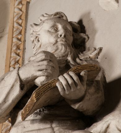 Zdjęcie nr 65: Kościół położony na południe od rynku, na placu otoczonym kamiennym murem z dwiema bramkami od zachodu i północy oraz bramką od południa. Kościół jednonawowy, dwuprzęsłowy, z węższym, niższym dwuprzęsłowym prezbiterium zamkniętym pięciobocznie. Do prezbiterium przylegają dwa aneksy, od północy dawna zakrystia (obecnie kaplica świętych Męczennic), zamknięta od wschodu dwubocznie, mająca w narożu z korpusem wieżyczkę schodową, a od południa zakrystia nowa, na planie prostokąta. Do nawy przylegają dwie kaplice: od północy kaplica Lubomirskich, założona na rzucie kwadratu, nakryta kopułą, a od południa kaplica Branickich, także na rzucie kwadratu z kopułą. Przy korpusie od zachodu piętrowa kruchta, pierwotnie otwarta w przyziemiu od północy, zachodu i południa ostrołukowymi arkadami. Arkada tęczy ostrołukowa. Sklepienie prezbiterium, zakrystii i obu kondygnacjach kruchty krzyżowo-żebrowe, w korpusie, pierwotnie trójprzęsłowym, pierwotnie sklepienie o polach trójkątnych z trójpromieniem, wsparte na dwóch dziesięciobocznych filarach, obecnie kolebkowo z lunetami. Żebra w prezbiterium i zakrystii o profilu żłobkowym, w kruchcie - gruszkowym. W prezbiterium służki cylindryczne, nadwieszone na oplecionych liśćmi wspornikach oraz rzeźbione zworniki z przedstawieniem Głowy Chrystusa i motywami roślinnymi. Ściany rozczłonkowane wykonanymi w czarnego marmuru arkadami, zamkniętymi łukiem półkolistymi. Okna ostrołukowe , obustronnie rozglifione z krzyżowym laskowaniem, w ścianie północnym prezbiterium ślepe. Kościół opięty przyporami. Elewacje na cokole, z profilowanymi gzymsami cokołowymi, kapnikowym i koronującym. Szczyty zwieńczone kwiatonami, z których zachodnie z krzyżem. Portale kamienne, ostrołukowe: zachodni profilowany, z ażurowym maswerkiem; drugi w prezbiterium do zakrystii, profilowany; trzeci do wieżyczki schodowej.