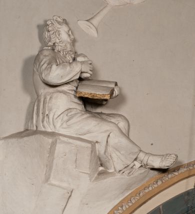 Zdjęcie nr 69: Kościół położony na południe od rynku, na placu otoczonym kamiennym murem z dwiema bramkami od zachodu i północy oraz bramką od południa. Kościół jednonawowy, dwuprzęsłowy, z węższym, niższym dwuprzęsłowym prezbiterium zamkniętym pięciobocznie. Do prezbiterium przylegają dwa aneksy, od północy dawna zakrystia (obecnie kaplica świętych Męczennic), zamknięta od wschodu dwubocznie, mająca w narożu z korpusem wieżyczkę schodową, a od południa zakrystia nowa, na planie prostokąta. Do nawy przylegają dwie kaplice: od północy kaplica Lubomirskich, założona na rzucie kwadratu, nakryta kopułą, a od południa kaplica Branickich, także na rzucie kwadratu z kopułą. Przy korpusie od zachodu piętrowa kruchta, pierwotnie otwarta w przyziemiu od północy, zachodu i południa ostrołukowymi arkadami. Arkada tęczy ostrołukowa. Sklepienie prezbiterium, zakrystii i obu kondygnacjach kruchty krzyżowo-żebrowe, w korpusie, pierwotnie trójprzęsłowym, pierwotnie sklepienie o polach trójkątnych z trójpromieniem, wsparte na dwóch dziesięciobocznych filarach, obecnie kolebkowo z lunetami. Żebra w prezbiterium i zakrystii o profilu żłobkowym, w kruchcie - gruszkowym. W prezbiterium służki cylindryczne, nadwieszone na oplecionych liśćmi wspornikach oraz rzeźbione zworniki z przedstawieniem Głowy Chrystusa i motywami roślinnymi. Ściany rozczłonkowane wykonanymi w czarnego marmuru arkadami, zamkniętymi łukiem półkolistymi. Okna ostrołukowe , obustronnie rozglifione z krzyżowym laskowaniem, w ścianie północnym prezbiterium ślepe. Kościół opięty przyporami. Elewacje na cokole, z profilowanymi gzymsami cokołowymi, kapnikowym i koronującym. Szczyty zwieńczone kwiatonami, z których zachodnie z krzyżem. Portale kamienne, ostrołukowe: zachodni profilowany, z ażurowym maswerkiem; drugi w prezbiterium do zakrystii, profilowany; trzeci do wieżyczki schodowej.