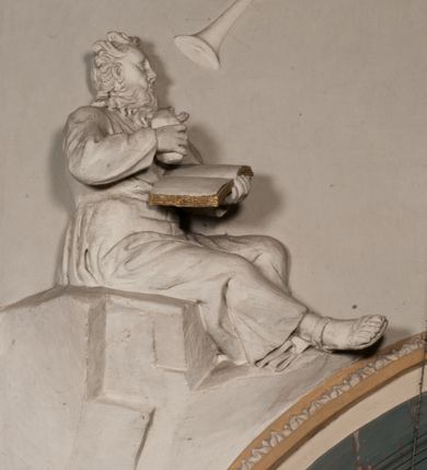 Zdjęcie nr 68: Kościół położony na południe od rynku, na placu otoczonym kamiennym murem z dwiema bramkami od zachodu i północy oraz bramką od południa. Kościół jednonawowy, dwuprzęsłowy, z węższym, niższym dwuprzęsłowym prezbiterium zamkniętym pięciobocznie. Do prezbiterium przylegają dwa aneksy, od północy dawna zakrystia (obecnie kaplica świętych Męczennic), zamknięta od wschodu dwubocznie, mająca w narożu z korpusem wieżyczkę schodową, a od południa zakrystia nowa, na planie prostokąta. Do nawy przylegają dwie kaplice: od północy kaplica Lubomirskich, założona na rzucie kwadratu, nakryta kopułą, a od południa kaplica Branickich, także na rzucie kwadratu z kopułą. Przy korpusie od zachodu piętrowa kruchta, pierwotnie otwarta w przyziemiu od północy, zachodu i południa ostrołukowymi arkadami. Arkada tęczy ostrołukowa. Sklepienie prezbiterium, zakrystii i obu kondygnacjach kruchty krzyżowo-żebrowe, w korpusie, pierwotnie trójprzęsłowym, pierwotnie sklepienie o polach trójkątnych z trójpromieniem, wsparte na dwóch dziesięciobocznych filarach, obecnie kolebkowo z lunetami. Żebra w prezbiterium i zakrystii o profilu żłobkowym, w kruchcie - gruszkowym. W prezbiterium służki cylindryczne, nadwieszone na oplecionych liśćmi wspornikach oraz rzeźbione zworniki z przedstawieniem Głowy Chrystusa i motywami roślinnymi. Ściany rozczłonkowane wykonanymi w czarnego marmuru arkadami, zamkniętymi łukiem półkolistymi. Okna ostrołukowe , obustronnie rozglifione z krzyżowym laskowaniem, w ścianie północnym prezbiterium ślepe. Kościół opięty przyporami. Elewacje na cokole, z profilowanymi gzymsami cokołowymi, kapnikowym i koronującym. Szczyty zwieńczone kwiatonami, z których zachodnie z krzyżem. Portale kamienne, ostrołukowe: zachodni profilowany, z ażurowym maswerkiem; drugi w prezbiterium do zakrystii, profilowany; trzeci do wieżyczki schodowej.