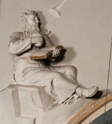 Zdjęcie nr 67: Kościół położony na południe od rynku, na placu otoczonym kamiennym murem z dwiema bramkami od zachodu i północy oraz bramką od południa. Kościół jednonawowy, dwuprzęsłowy, z węższym, niższym dwuprzęsłowym prezbiterium zamkniętym pięciobocznie. Do prezbiterium przylegają dwa aneksy, od północy dawna zakrystia (obecnie kaplica świętych Męczennic), zamknięta od wschodu dwubocznie, mająca w narożu z korpusem wieżyczkę schodową, a od południa zakrystia nowa, na planie prostokąta. Do nawy przylegają dwie kaplice: od północy kaplica Lubomirskich, założona na rzucie kwadratu, nakryta kopułą, a od południa kaplica Branickich, także na rzucie kwadratu z kopułą. Przy korpusie od zachodu piętrowa kruchta, pierwotnie otwarta w przyziemiu od północy, zachodu i południa ostrołukowymi arkadami. Arkada tęczy ostrołukowa. Sklepienie prezbiterium, zakrystii i obu kondygnacjach kruchty krzyżowo-żebrowe, w korpusie, pierwotnie trójprzęsłowym, pierwotnie sklepienie o polach trójkątnych z trójpromieniem, wsparte na dwóch dziesięciobocznych filarach, obecnie kolebkowo z lunetami. Żebra w prezbiterium i zakrystii o profilu żłobkowym, w kruchcie - gruszkowym. W prezbiterium służki cylindryczne, nadwieszone na oplecionych liśćmi wspornikach oraz rzeźbione zworniki z przedstawieniem Głowy Chrystusa i motywami roślinnymi. Ściany rozczłonkowane wykonanymi w czarnego marmuru arkadami, zamkniętymi łukiem półkolistymi. Okna ostrołukowe , obustronnie rozglifione z krzyżowym laskowaniem, w ścianie północnym prezbiterium ślepe. Kościół opięty przyporami. Elewacje na cokole, z profilowanymi gzymsami cokołowymi, kapnikowym i koronującym. Szczyty zwieńczone kwiatonami, z których zachodnie z krzyżem. Portale kamienne, ostrołukowe: zachodni profilowany, z ażurowym maswerkiem; drugi w prezbiterium do zakrystii, profilowany; trzeci do wieżyczki schodowej.