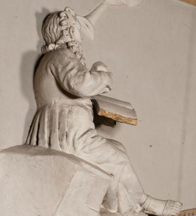 Zdjęcie nr 70: Kościół położony na południe od rynku, na placu otoczonym kamiennym murem z dwiema bramkami od zachodu i północy oraz bramką od południa. Kościół jednonawowy, dwuprzęsłowy, z węższym, niższym dwuprzęsłowym prezbiterium zamkniętym pięciobocznie. Do prezbiterium przylegają dwa aneksy, od północy dawna zakrystia (obecnie kaplica świętych Męczennic), zamknięta od wschodu dwubocznie, mająca w narożu z korpusem wieżyczkę schodową, a od południa zakrystia nowa, na planie prostokąta. Do nawy przylegają dwie kaplice: od północy kaplica Lubomirskich, założona na rzucie kwadratu, nakryta kopułą, a od południa kaplica Branickich, także na rzucie kwadratu z kopułą. Przy korpusie od zachodu piętrowa kruchta, pierwotnie otwarta w przyziemiu od północy, zachodu i południa ostrołukowymi arkadami. Arkada tęczy ostrołukowa. Sklepienie prezbiterium, zakrystii i obu kondygnacjach kruchty krzyżowo-żebrowe, w korpusie, pierwotnie trójprzęsłowym, pierwotnie sklepienie o polach trójkątnych z trójpromieniem, wsparte na dwóch dziesięciobocznych filarach, obecnie kolebkowo z lunetami. Żebra w prezbiterium i zakrystii o profilu żłobkowym, w kruchcie - gruszkowym. W prezbiterium służki cylindryczne, nadwieszone na oplecionych liśćmi wspornikach oraz rzeźbione zworniki z przedstawieniem Głowy Chrystusa i motywami roślinnymi. Ściany rozczłonkowane wykonanymi w czarnego marmuru arkadami, zamkniętymi łukiem półkolistymi. Okna ostrołukowe , obustronnie rozglifione z krzyżowym laskowaniem, w ścianie północnym prezbiterium ślepe. Kościół opięty przyporami. Elewacje na cokole, z profilowanymi gzymsami cokołowymi, kapnikowym i koronującym. Szczyty zwieńczone kwiatonami, z których zachodnie z krzyżem. Portale kamienne, ostrołukowe: zachodni profilowany, z ażurowym maswerkiem; drugi w prezbiterium do zakrystii, profilowany; trzeci do wieżyczki schodowej.