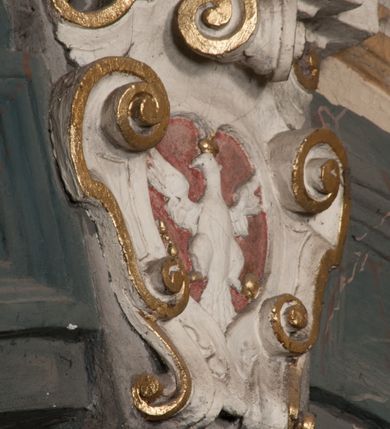 Zdjęcie nr 71: Kościół położony na południe od rynku, na placu otoczonym kamiennym murem z dwiema bramkami od zachodu i północy oraz bramką od południa. Kościół jednonawowy, dwuprzęsłowy, z węższym, niższym dwuprzęsłowym prezbiterium zamkniętym pięciobocznie. Do prezbiterium przylegają dwa aneksy, od północy dawna zakrystia (obecnie kaplica świętych Męczennic), zamknięta od wschodu dwubocznie, mająca w narożu z korpusem wieżyczkę schodową, a od południa zakrystia nowa, na planie prostokąta. Do nawy przylegają dwie kaplice: od północy kaplica Lubomirskich, założona na rzucie kwadratu, nakryta kopułą, a od południa kaplica Branickich, także na rzucie kwadratu z kopułą. Przy korpusie od zachodu piętrowa kruchta, pierwotnie otwarta w przyziemiu od północy, zachodu i południa ostrołukowymi arkadami. Arkada tęczy ostrołukowa. Sklepienie prezbiterium, zakrystii i obu kondygnacjach kruchty krzyżowo-żebrowe, w korpusie, pierwotnie trójprzęsłowym, pierwotnie sklepienie o polach trójkątnych z trójpromieniem, wsparte na dwóch dziesięciobocznych filarach, obecnie kolebkowo z lunetami. Żebra w prezbiterium i zakrystii o profilu żłobkowym, w kruchcie - gruszkowym. W prezbiterium służki cylindryczne, nadwieszone na oplecionych liśćmi wspornikach oraz rzeźbione zworniki z przedstawieniem Głowy Chrystusa i motywami roślinnymi. Ściany rozczłonkowane wykonanymi w czarnego marmuru arkadami, zamkniętymi łukiem półkolistymi. Okna ostrołukowe , obustronnie rozglifione z krzyżowym laskowaniem, w ścianie północnym prezbiterium ślepe. Kościół opięty przyporami. Elewacje na cokole, z profilowanymi gzymsami cokołowymi, kapnikowym i koronującym. Szczyty zwieńczone kwiatonami, z których zachodnie z krzyżem. Portale kamienne, ostrołukowe: zachodni profilowany, z ażurowym maswerkiem; drugi w prezbiterium do zakrystii, profilowany; trzeci do wieżyczki schodowej.