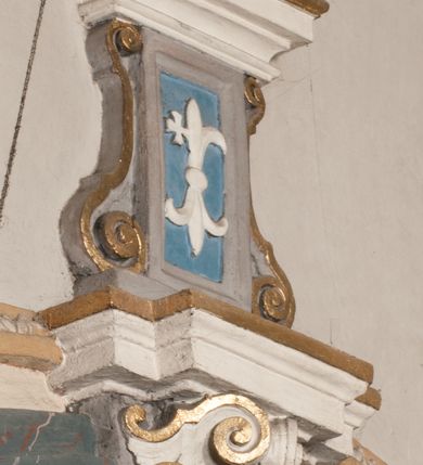 Zdjęcie nr 72: Kościół położony na południe od rynku, na placu otoczonym kamiennym murem z dwiema bramkami od zachodu i północy oraz bramką od południa. Kościół jednonawowy, dwuprzęsłowy, z węższym, niższym dwuprzęsłowym prezbiterium zamkniętym pięciobocznie. Do prezbiterium przylegają dwa aneksy, od północy dawna zakrystia (obecnie kaplica świętych Męczennic), zamknięta od wschodu dwubocznie, mająca w narożu z korpusem wieżyczkę schodową, a od południa zakrystia nowa, na planie prostokąta. Do nawy przylegają dwie kaplice: od północy kaplica Lubomirskich, założona na rzucie kwadratu, nakryta kopułą, a od południa kaplica Branickich, także na rzucie kwadratu z kopułą. Przy korpusie od zachodu piętrowa kruchta, pierwotnie otwarta w przyziemiu od północy, zachodu i południa ostrołukowymi arkadami. Arkada tęczy ostrołukowa. Sklepienie prezbiterium, zakrystii i obu kondygnacjach kruchty krzyżowo-żebrowe, w korpusie, pierwotnie trójprzęsłowym, pierwotnie sklepienie o polach trójkątnych z trójpromieniem, wsparte na dwóch dziesięciobocznych filarach, obecnie kolebkowo z lunetami. Żebra w prezbiterium i zakrystii o profilu żłobkowym, w kruchcie - gruszkowym. W prezbiterium służki cylindryczne, nadwieszone na oplecionych liśćmi wspornikach oraz rzeźbione zworniki z przedstawieniem Głowy Chrystusa i motywami roślinnymi. Ściany rozczłonkowane wykonanymi w czarnego marmuru arkadami, zamkniętymi łukiem półkolistymi. Okna ostrołukowe , obustronnie rozglifione z krzyżowym laskowaniem, w ścianie północnym prezbiterium ślepe. Kościół opięty przyporami. Elewacje na cokole, z profilowanymi gzymsami cokołowymi, kapnikowym i koronującym. Szczyty zwieńczone kwiatonami, z których zachodnie z krzyżem. Portale kamienne, ostrołukowe: zachodni profilowany, z ażurowym maswerkiem; drugi w prezbiterium do zakrystii, profilowany; trzeci do wieżyczki schodowej.