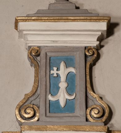 Zdjęcie nr 74: Kościół położony na południe od rynku, na placu otoczonym kamiennym murem z dwiema bramkami od zachodu i północy oraz bramką od południa. Kościół jednonawowy, dwuprzęsłowy, z węższym, niższym dwuprzęsłowym prezbiterium zamkniętym pięciobocznie. Do prezbiterium przylegają dwa aneksy, od północy dawna zakrystia (obecnie kaplica świętych Męczennic), zamknięta od wschodu dwubocznie, mająca w narożu z korpusem wieżyczkę schodową, a od południa zakrystia nowa, na planie prostokąta. Do nawy przylegają dwie kaplice: od północy kaplica Lubomirskich, założona na rzucie kwadratu, nakryta kopułą, a od południa kaplica Branickich, także na rzucie kwadratu z kopułą. Przy korpusie od zachodu piętrowa kruchta, pierwotnie otwarta w przyziemiu od północy, zachodu i południa ostrołukowymi arkadami. Arkada tęczy ostrołukowa. Sklepienie prezbiterium, zakrystii i obu kondygnacjach kruchty krzyżowo-żebrowe, w korpusie, pierwotnie trójprzęsłowym, pierwotnie sklepienie o polach trójkątnych z trójpromieniem, wsparte na dwóch dziesięciobocznych filarach, obecnie kolebkowo z lunetami. Żebra w prezbiterium i zakrystii o profilu żłobkowym, w kruchcie - gruszkowym. W prezbiterium służki cylindryczne, nadwieszone na oplecionych liśćmi wspornikach oraz rzeźbione zworniki z przedstawieniem Głowy Chrystusa i motywami roślinnymi. Ściany rozczłonkowane wykonanymi w czarnego marmuru arkadami, zamkniętymi łukiem półkolistymi. Okna ostrołukowe , obustronnie rozglifione z krzyżowym laskowaniem, w ścianie północnym prezbiterium ślepe. Kościół opięty przyporami. Elewacje na cokole, z profilowanymi gzymsami cokołowymi, kapnikowym i koronującym. Szczyty zwieńczone kwiatonami, z których zachodnie z krzyżem. Portale kamienne, ostrołukowe: zachodni profilowany, z ażurowym maswerkiem; drugi w prezbiterium do zakrystii, profilowany; trzeci do wieżyczki schodowej.