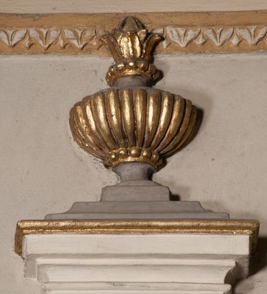 Zdjęcie nr 75: Kościół położony na południe od rynku, na placu otoczonym kamiennym murem z dwiema bramkami od zachodu i północy oraz bramką od południa. Kościół jednonawowy, dwuprzęsłowy, z węższym, niższym dwuprzęsłowym prezbiterium zamkniętym pięciobocznie. Do prezbiterium przylegają dwa aneksy, od północy dawna zakrystia (obecnie kaplica świętych Męczennic), zamknięta od wschodu dwubocznie, mająca w narożu z korpusem wieżyczkę schodową, a od południa zakrystia nowa, na planie prostokąta. Do nawy przylegają dwie kaplice: od północy kaplica Lubomirskich, założona na rzucie kwadratu, nakryta kopułą, a od południa kaplica Branickich, także na rzucie kwadratu z kopułą. Przy korpusie od zachodu piętrowa kruchta, pierwotnie otwarta w przyziemiu od północy, zachodu i południa ostrołukowymi arkadami. Arkada tęczy ostrołukowa. Sklepienie prezbiterium, zakrystii i obu kondygnacjach kruchty krzyżowo-żebrowe, w korpusie, pierwotnie trójprzęsłowym, pierwotnie sklepienie o polach trójkątnych z trójpromieniem, wsparte na dwóch dziesięciobocznych filarach, obecnie kolebkowo z lunetami. Żebra w prezbiterium i zakrystii o profilu żłobkowym, w kruchcie - gruszkowym. W prezbiterium służki cylindryczne, nadwieszone na oplecionych liśćmi wspornikach oraz rzeźbione zworniki z przedstawieniem Głowy Chrystusa i motywami roślinnymi. Ściany rozczłonkowane wykonanymi w czarnego marmuru arkadami, zamkniętymi łukiem półkolistymi. Okna ostrołukowe , obustronnie rozglifione z krzyżowym laskowaniem, w ścianie północnym prezbiterium ślepe. Kościół opięty przyporami. Elewacje na cokole, z profilowanymi gzymsami cokołowymi, kapnikowym i koronującym. Szczyty zwieńczone kwiatonami, z których zachodnie z krzyżem. Portale kamienne, ostrołukowe: zachodni profilowany, z ażurowym maswerkiem; drugi w prezbiterium do zakrystii, profilowany; trzeci do wieżyczki schodowej.