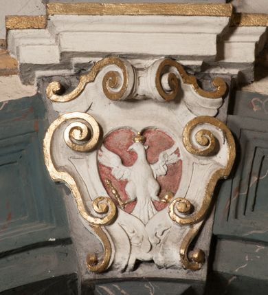 Zdjęcie nr 73: Kościół położony na południe od rynku, na placu otoczonym kamiennym murem z dwiema bramkami od zachodu i północy oraz bramką od południa. Kościół jednonawowy, dwuprzęsłowy, z węższym, niższym dwuprzęsłowym prezbiterium zamkniętym pięciobocznie. Do prezbiterium przylegają dwa aneksy, od północy dawna zakrystia (obecnie kaplica świętych Męczennic), zamknięta od wschodu dwubocznie, mająca w narożu z korpusem wieżyczkę schodową, a od południa zakrystia nowa, na planie prostokąta. Do nawy przylegają dwie kaplice: od północy kaplica Lubomirskich, założona na rzucie kwadratu, nakryta kopułą, a od południa kaplica Branickich, także na rzucie kwadratu z kopułą. Przy korpusie od zachodu piętrowa kruchta, pierwotnie otwarta w przyziemiu od północy, zachodu i południa ostrołukowymi arkadami. Arkada tęczy ostrołukowa. Sklepienie prezbiterium, zakrystii i obu kondygnacjach kruchty krzyżowo-żebrowe, w korpusie, pierwotnie trójprzęsłowym, pierwotnie sklepienie o polach trójkątnych z trójpromieniem, wsparte na dwóch dziesięciobocznych filarach, obecnie kolebkowo z lunetami. Żebra w prezbiterium i zakrystii o profilu żłobkowym, w kruchcie - gruszkowym. W prezbiterium służki cylindryczne, nadwieszone na oplecionych liśćmi wspornikach oraz rzeźbione zworniki z przedstawieniem Głowy Chrystusa i motywami roślinnymi. Ściany rozczłonkowane wykonanymi w czarnego marmuru arkadami, zamkniętymi łukiem półkolistymi. Okna ostrołukowe , obustronnie rozglifione z krzyżowym laskowaniem, w ścianie północnym prezbiterium ślepe. Kościół opięty przyporami. Elewacje na cokole, z profilowanymi gzymsami cokołowymi, kapnikowym i koronującym. Szczyty zwieńczone kwiatonami, z których zachodnie z krzyżem. Portale kamienne, ostrołukowe: zachodni profilowany, z ażurowym maswerkiem; drugi w prezbiterium do zakrystii, profilowany; trzeci do wieżyczki schodowej.