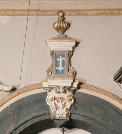 Zdjęcie nr 77: Kościół położony na południe od rynku, na placu otoczonym kamiennym murem z dwiema bramkami od zachodu i północy oraz bramką od południa. Kościół jednonawowy, dwuprzęsłowy, z węższym, niższym dwuprzęsłowym prezbiterium zamkniętym pięciobocznie. Do prezbiterium przylegają dwa aneksy, od północy dawna zakrystia (obecnie kaplica świętych Męczennic), zamknięta od wschodu dwubocznie, mająca w narożu z korpusem wieżyczkę schodową, a od południa zakrystia nowa, na planie prostokąta. Do nawy przylegają dwie kaplice: od północy kaplica Lubomirskich, założona na rzucie kwadratu, nakryta kopułą, a od południa kaplica Branickich, także na rzucie kwadratu z kopułą. Przy korpusie od zachodu piętrowa kruchta, pierwotnie otwarta w przyziemiu od północy, zachodu i południa ostrołukowymi arkadami. Arkada tęczy ostrołukowa. Sklepienie prezbiterium, zakrystii i obu kondygnacjach kruchty krzyżowo-żebrowe, w korpusie, pierwotnie trójprzęsłowym, pierwotnie sklepienie o polach trójkątnych z trójpromieniem, wsparte na dwóch dziesięciobocznych filarach, obecnie kolebkowo z lunetami. Żebra w prezbiterium i zakrystii o profilu żłobkowym, w kruchcie - gruszkowym. W prezbiterium służki cylindryczne, nadwieszone na oplecionych liśćmi wspornikach oraz rzeźbione zworniki z przedstawieniem Głowy Chrystusa i motywami roślinnymi. Ściany rozczłonkowane wykonanymi w czarnego marmuru arkadami, zamkniętymi łukiem półkolistymi. Okna ostrołukowe , obustronnie rozglifione z krzyżowym laskowaniem, w ścianie północnym prezbiterium ślepe. Kościół opięty przyporami. Elewacje na cokole, z profilowanymi gzymsami cokołowymi, kapnikowym i koronującym. Szczyty zwieńczone kwiatonami, z których zachodnie z krzyżem. Portale kamienne, ostrołukowe: zachodni profilowany, z ażurowym maswerkiem; drugi w prezbiterium do zakrystii, profilowany; trzeci do wieżyczki schodowej.