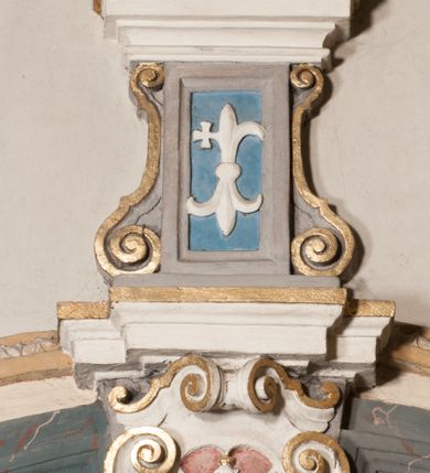 Zdjęcie nr 76: Kościół położony na południe od rynku, na placu otoczonym kamiennym murem z dwiema bramkami od zachodu i północy oraz bramką od południa. Kościół jednonawowy, dwuprzęsłowy, z węższym, niższym dwuprzęsłowym prezbiterium zamkniętym pięciobocznie. Do prezbiterium przylegają dwa aneksy, od północy dawna zakrystia (obecnie kaplica świętych Męczennic), zamknięta od wschodu dwubocznie, mająca w narożu z korpusem wieżyczkę schodową, a od południa zakrystia nowa, na planie prostokąta. Do nawy przylegają dwie kaplice: od północy kaplica Lubomirskich, założona na rzucie kwadratu, nakryta kopułą, a od południa kaplica Branickich, także na rzucie kwadratu z kopułą. Przy korpusie od zachodu piętrowa kruchta, pierwotnie otwarta w przyziemiu od północy, zachodu i południa ostrołukowymi arkadami. Arkada tęczy ostrołukowa. Sklepienie prezbiterium, zakrystii i obu kondygnacjach kruchty krzyżowo-żebrowe, w korpusie, pierwotnie trójprzęsłowym, pierwotnie sklepienie o polach trójkątnych z trójpromieniem, wsparte na dwóch dziesięciobocznych filarach, obecnie kolebkowo z lunetami. Żebra w prezbiterium i zakrystii o profilu żłobkowym, w kruchcie - gruszkowym. W prezbiterium służki cylindryczne, nadwieszone na oplecionych liśćmi wspornikach oraz rzeźbione zworniki z przedstawieniem Głowy Chrystusa i motywami roślinnymi. Ściany rozczłonkowane wykonanymi w czarnego marmuru arkadami, zamkniętymi łukiem półkolistymi. Okna ostrołukowe , obustronnie rozglifione z krzyżowym laskowaniem, w ścianie północnym prezbiterium ślepe. Kościół opięty przyporami. Elewacje na cokole, z profilowanymi gzymsami cokołowymi, kapnikowym i koronującym. Szczyty zwieńczone kwiatonami, z których zachodnie z krzyżem. Portale kamienne, ostrołukowe: zachodni profilowany, z ażurowym maswerkiem; drugi w prezbiterium do zakrystii, profilowany; trzeci do wieżyczki schodowej.