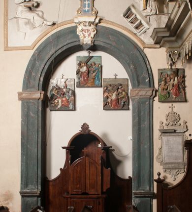 Zdjęcie nr 78: Kościół położony na południe od rynku, na placu otoczonym kamiennym murem z dwiema bramkami od zachodu i północy oraz bramką od południa. Kościół jednonawowy, dwuprzęsłowy, z węższym, niższym dwuprzęsłowym prezbiterium zamkniętym pięciobocznie. Do prezbiterium przylegają dwa aneksy, od północy dawna zakrystia (obecnie kaplica świętych Męczennic), zamknięta od wschodu dwubocznie, mająca w narożu z korpusem wieżyczkę schodową, a od południa zakrystia nowa, na planie prostokąta. Do nawy przylegają dwie kaplice: od północy kaplica Lubomirskich, założona na rzucie kwadratu, nakryta kopułą, a od południa kaplica Branickich, także na rzucie kwadratu z kopułą. Przy korpusie od zachodu piętrowa kruchta, pierwotnie otwarta w przyziemiu od północy, zachodu i południa ostrołukowymi arkadami. Arkada tęczy ostrołukowa. Sklepienie prezbiterium, zakrystii i obu kondygnacjach kruchty krzyżowo-żebrowe, w korpusie, pierwotnie trójprzęsłowym, pierwotnie sklepienie o polach trójkątnych z trójpromieniem, wsparte na dwóch dziesięciobocznych filarach, obecnie kolebkowo z lunetami. Żebra w prezbiterium i zakrystii o profilu żłobkowym, w kruchcie - gruszkowym. W prezbiterium służki cylindryczne, nadwieszone na oplecionych liśćmi wspornikach oraz rzeźbione zworniki z przedstawieniem Głowy Chrystusa i motywami roślinnymi. Ściany rozczłonkowane wykonanymi w czarnego marmuru arkadami, zamkniętymi łukiem półkolistymi. Okna ostrołukowe , obustronnie rozglifione z krzyżowym laskowaniem, w ścianie północnym prezbiterium ślepe. Kościół opięty przyporami. Elewacje na cokole, z profilowanymi gzymsami cokołowymi, kapnikowym i koronującym. Szczyty zwieńczone kwiatonami, z których zachodnie z krzyżem. Portale kamienne, ostrołukowe: zachodni profilowany, z ażurowym maswerkiem; drugi w prezbiterium do zakrystii, profilowany; trzeci do wieżyczki schodowej.