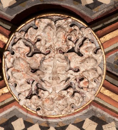 Zdjęcie nr 89: Kościół położony na południe od rynku, na placu otoczonym kamiennym murem z dwiema bramkami od zachodu i północy oraz bramką od południa. Kościół jednonawowy, dwuprzęsłowy, z węższym, niższym dwuprzęsłowym prezbiterium zamkniętym pięciobocznie. Do prezbiterium przylegają dwa aneksy, od północy dawna zakrystia (obecnie kaplica świętych Męczennic), zamknięta od wschodu dwubocznie, mająca w narożu z korpusem wieżyczkę schodową, a od południa zakrystia nowa, na planie prostokąta. Do nawy przylegają dwie kaplice: od północy kaplica Lubomirskich, założona na rzucie kwadratu, nakryta kopułą, a od południa kaplica Branickich, także na rzucie kwadratu z kopułą. Przy korpusie od zachodu piętrowa kruchta, pierwotnie otwarta w przyziemiu od północy, zachodu i południa ostrołukowymi arkadami. Arkada tęczy ostrołukowa. Sklepienie prezbiterium, zakrystii i obu kondygnacjach kruchty krzyżowo-żebrowe, w korpusie, pierwotnie trójprzęsłowym, pierwotnie sklepienie o polach trójkątnych z trójpromieniem, wsparte na dwóch dziesięciobocznych filarach, obecnie kolebkowo z lunetami. Żebra w prezbiterium i zakrystii o profilu żłobkowym, w kruchcie - gruszkowym. W prezbiterium służki cylindryczne, nadwieszone na oplecionych liśćmi wspornikach oraz rzeźbione zworniki z przedstawieniem Głowy Chrystusa i motywami roślinnymi. Ściany rozczłonkowane wykonanymi w czarnego marmuru arkadami, zamkniętymi łukiem półkolistymi. Okna ostrołukowe , obustronnie rozglifione z krzyżowym laskowaniem, w ścianie północnym prezbiterium ślepe. Kościół opięty przyporami. Elewacje na cokole, z profilowanymi gzymsami cokołowymi, kapnikowym i koronującym. Szczyty zwieńczone kwiatonami, z których zachodnie z krzyżem. Portale kamienne, ostrołukowe: zachodni profilowany, z ażurowym maswerkiem; drugi w prezbiterium do zakrystii, profilowany; trzeci do wieżyczki schodowej.