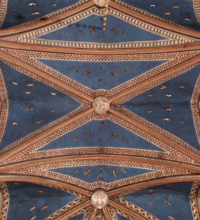 Zdjęcie nr 88: Kościół położony na południe od rynku, na placu otoczonym kamiennym murem z dwiema bramkami od zachodu i północy oraz bramką od południa. Kościół jednonawowy, dwuprzęsłowy, z węższym, niższym dwuprzęsłowym prezbiterium zamkniętym pięciobocznie. Do prezbiterium przylegają dwa aneksy, od północy dawna zakrystia (obecnie kaplica świętych Męczennic), zamknięta od wschodu dwubocznie, mająca w narożu z korpusem wieżyczkę schodową, a od południa zakrystia nowa, na planie prostokąta. Do nawy przylegają dwie kaplice: od północy kaplica Lubomirskich, założona na rzucie kwadratu, nakryta kopułą, a od południa kaplica Branickich, także na rzucie kwadratu z kopułą. Przy korpusie od zachodu piętrowa kruchta, pierwotnie otwarta w przyziemiu od północy, zachodu i południa ostrołukowymi arkadami. Arkada tęczy ostrołukowa. Sklepienie prezbiterium, zakrystii i obu kondygnacjach kruchty krzyżowo-żebrowe, w korpusie, pierwotnie trójprzęsłowym, pierwotnie sklepienie o polach trójkątnych z trójpromieniem, wsparte na dwóch dziesięciobocznych filarach, obecnie kolebkowo z lunetami. Żebra w prezbiterium i zakrystii o profilu żłobkowym, w kruchcie - gruszkowym. W prezbiterium służki cylindryczne, nadwieszone na oplecionych liśćmi wspornikach oraz rzeźbione zworniki z przedstawieniem Głowy Chrystusa i motywami roślinnymi. Ściany rozczłonkowane wykonanymi w czarnego marmuru arkadami, zamkniętymi łukiem półkolistymi. Okna ostrołukowe , obustronnie rozglifione z krzyżowym laskowaniem, w ścianie północnym prezbiterium ślepe. Kościół opięty przyporami. Elewacje na cokole, z profilowanymi gzymsami cokołowymi, kapnikowym i koronującym. Szczyty zwieńczone kwiatonami, z których zachodnie z krzyżem. Portale kamienne, ostrołukowe: zachodni profilowany, z ażurowym maswerkiem; drugi w prezbiterium do zakrystii, profilowany; trzeci do wieżyczki schodowej.