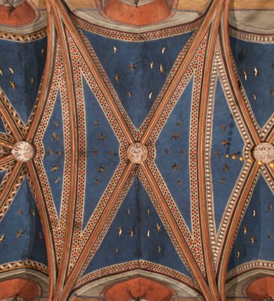 Zdjęcie nr 86: Kościół położony na południe od rynku, na placu otoczonym kamiennym murem z dwiema bramkami od zachodu i północy oraz bramką od południa. Kościół jednonawowy, dwuprzęsłowy, z węższym, niższym dwuprzęsłowym prezbiterium zamkniętym pięciobocznie. Do prezbiterium przylegają dwa aneksy, od północy dawna zakrystia (obecnie kaplica świętych Męczennic), zamknięta od wschodu dwubocznie, mająca w narożu z korpusem wieżyczkę schodową, a od południa zakrystia nowa, na planie prostokąta. Do nawy przylegają dwie kaplice: od północy kaplica Lubomirskich, założona na rzucie kwadratu, nakryta kopułą, a od południa kaplica Branickich, także na rzucie kwadratu z kopułą. Przy korpusie od zachodu piętrowa kruchta, pierwotnie otwarta w przyziemiu od północy, zachodu i południa ostrołukowymi arkadami. Arkada tęczy ostrołukowa. Sklepienie prezbiterium, zakrystii i obu kondygnacjach kruchty krzyżowo-żebrowe, w korpusie, pierwotnie trójprzęsłowym, pierwotnie sklepienie o polach trójkątnych z trójpromieniem, wsparte na dwóch dziesięciobocznych filarach, obecnie kolebkowo z lunetami. Żebra w prezbiterium i zakrystii o profilu żłobkowym, w kruchcie - gruszkowym. W prezbiterium służki cylindryczne, nadwieszone na oplecionych liśćmi wspornikach oraz rzeźbione zworniki z przedstawieniem Głowy Chrystusa i motywami roślinnymi. Ściany rozczłonkowane wykonanymi w czarnego marmuru arkadami, zamkniętymi łukiem półkolistymi. Okna ostrołukowe , obustronnie rozglifione z krzyżowym laskowaniem, w ścianie północnym prezbiterium ślepe. Kościół opięty przyporami. Elewacje na cokole, z profilowanymi gzymsami cokołowymi, kapnikowym i koronującym. Szczyty zwieńczone kwiatonami, z których zachodnie z krzyżem. Portale kamienne, ostrołukowe: zachodni profilowany, z ażurowym maswerkiem; drugi w prezbiterium do zakrystii, profilowany; trzeci do wieżyczki schodowej.