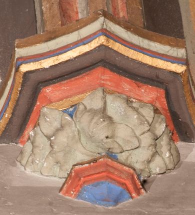 Zdjęcie nr 94: Kościół położony na południe od rynku, na placu otoczonym kamiennym murem z dwiema bramkami od zachodu i północy oraz bramką od południa. Kościół jednonawowy, dwuprzęsłowy, z węższym, niższym dwuprzęsłowym prezbiterium zamkniętym pięciobocznie. Do prezbiterium przylegają dwa aneksy, od północy dawna zakrystia (obecnie kaplica świętych Męczennic), zamknięta od wschodu dwubocznie, mająca w narożu z korpusem wieżyczkę schodową, a od południa zakrystia nowa, na planie prostokąta. Do nawy przylegają dwie kaplice: od północy kaplica Lubomirskich, założona na rzucie kwadratu, nakryta kopułą, a od południa kaplica Branickich, także na rzucie kwadratu z kopułą. Przy korpusie od zachodu piętrowa kruchta, pierwotnie otwarta w przyziemiu od północy, zachodu i południa ostrołukowymi arkadami. Arkada tęczy ostrołukowa. Sklepienie prezbiterium, zakrystii i obu kondygnacjach kruchty krzyżowo-żebrowe, w korpusie, pierwotnie trójprzęsłowym, pierwotnie sklepienie o polach trójkątnych z trójpromieniem, wsparte na dwóch dziesięciobocznych filarach, obecnie kolebkowo z lunetami. Żebra w prezbiterium i zakrystii o profilu żłobkowym, w kruchcie - gruszkowym. W prezbiterium służki cylindryczne, nadwieszone na oplecionych liśćmi wspornikach oraz rzeźbione zworniki z przedstawieniem Głowy Chrystusa i motywami roślinnymi. Ściany rozczłonkowane wykonanymi w czarnego marmuru arkadami, zamkniętymi łukiem półkolistymi. Okna ostrołukowe , obustronnie rozglifione z krzyżowym laskowaniem, w ścianie północnym prezbiterium ślepe. Kościół opięty przyporami. Elewacje na cokole, z profilowanymi gzymsami cokołowymi, kapnikowym i koronującym. Szczyty zwieńczone kwiatonami, z których zachodnie z krzyżem. Portale kamienne, ostrołukowe: zachodni profilowany, z ażurowym maswerkiem; drugi w prezbiterium do zakrystii, profilowany; trzeci do wieżyczki schodowej.