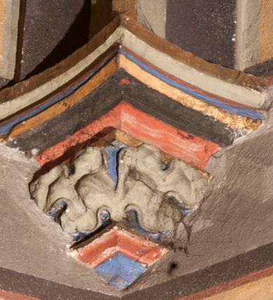 Zdjęcie nr 91: Kościół położony na południe od rynku, na placu otoczonym kamiennym murem z dwiema bramkami od zachodu i północy oraz bramką od południa. Kościół jednonawowy, dwuprzęsłowy, z węższym, niższym dwuprzęsłowym prezbiterium zamkniętym pięciobocznie. Do prezbiterium przylegają dwa aneksy, od północy dawna zakrystia (obecnie kaplica świętych Męczennic), zamknięta od wschodu dwubocznie, mająca w narożu z korpusem wieżyczkę schodową, a od południa zakrystia nowa, na planie prostokąta. Do nawy przylegają dwie kaplice: od północy kaplica Lubomirskich, założona na rzucie kwadratu, nakryta kopułą, a od południa kaplica Branickich, także na rzucie kwadratu z kopułą. Przy korpusie od zachodu piętrowa kruchta, pierwotnie otwarta w przyziemiu od północy, zachodu i południa ostrołukowymi arkadami. Arkada tęczy ostrołukowa. Sklepienie prezbiterium, zakrystii i obu kondygnacjach kruchty krzyżowo-żebrowe, w korpusie, pierwotnie trójprzęsłowym, pierwotnie sklepienie o polach trójkątnych z trójpromieniem, wsparte na dwóch dziesięciobocznych filarach, obecnie kolebkowo z lunetami. Żebra w prezbiterium i zakrystii o profilu żłobkowym, w kruchcie - gruszkowym. W prezbiterium służki cylindryczne, nadwieszone na oplecionych liśćmi wspornikach oraz rzeźbione zworniki z przedstawieniem Głowy Chrystusa i motywami roślinnymi. Ściany rozczłonkowane wykonanymi w czarnego marmuru arkadami, zamkniętymi łukiem półkolistymi. Okna ostrołukowe , obustronnie rozglifione z krzyżowym laskowaniem, w ścianie północnym prezbiterium ślepe. Kościół opięty przyporami. Elewacje na cokole, z profilowanymi gzymsami cokołowymi, kapnikowym i koronującym. Szczyty zwieńczone kwiatonami, z których zachodnie z krzyżem. Portale kamienne, ostrołukowe: zachodni profilowany, z ażurowym maswerkiem; drugi w prezbiterium do zakrystii, profilowany; trzeci do wieżyczki schodowej.