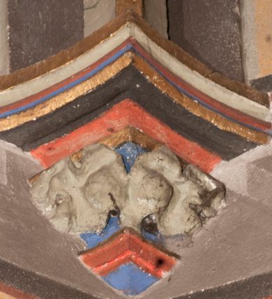 Zdjęcie nr 92: Kościół położony na południe od rynku, na placu otoczonym kamiennym murem z dwiema bramkami od zachodu i północy oraz bramką od południa. Kościół jednonawowy, dwuprzęsłowy, z węższym, niższym dwuprzęsłowym prezbiterium zamkniętym pięciobocznie. Do prezbiterium przylegają dwa aneksy, od północy dawna zakrystia (obecnie kaplica świętych Męczennic), zamknięta od wschodu dwubocznie, mająca w narożu z korpusem wieżyczkę schodową, a od południa zakrystia nowa, na planie prostokąta. Do nawy przylegają dwie kaplice: od północy kaplica Lubomirskich, założona na rzucie kwadratu, nakryta kopułą, a od południa kaplica Branickich, także na rzucie kwadratu z kopułą. Przy korpusie od zachodu piętrowa kruchta, pierwotnie otwarta w przyziemiu od północy, zachodu i południa ostrołukowymi arkadami. Arkada tęczy ostrołukowa. Sklepienie prezbiterium, zakrystii i obu kondygnacjach kruchty krzyżowo-żebrowe, w korpusie, pierwotnie trójprzęsłowym, pierwotnie sklepienie o polach trójkątnych z trójpromieniem, wsparte na dwóch dziesięciobocznych filarach, obecnie kolebkowo z lunetami. Żebra w prezbiterium i zakrystii o profilu żłobkowym, w kruchcie - gruszkowym. W prezbiterium służki cylindryczne, nadwieszone na oplecionych liśćmi wspornikach oraz rzeźbione zworniki z przedstawieniem Głowy Chrystusa i motywami roślinnymi. Ściany rozczłonkowane wykonanymi w czarnego marmuru arkadami, zamkniętymi łukiem półkolistymi. Okna ostrołukowe , obustronnie rozglifione z krzyżowym laskowaniem, w ścianie północnym prezbiterium ślepe. Kościół opięty przyporami. Elewacje na cokole, z profilowanymi gzymsami cokołowymi, kapnikowym i koronującym. Szczyty zwieńczone kwiatonami, z których zachodnie z krzyżem. Portale kamienne, ostrołukowe: zachodni profilowany, z ażurowym maswerkiem; drugi w prezbiterium do zakrystii, profilowany; trzeci do wieżyczki schodowej.