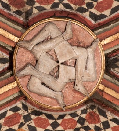 Zdjęcie nr 95: Kościół położony na południe od rynku, na placu otoczonym kamiennym murem z dwiema bramkami od zachodu i północy oraz bramką od południa. Kościół jednonawowy, dwuprzęsłowy, z węższym, niższym dwuprzęsłowym prezbiterium zamkniętym pięciobocznie. Do prezbiterium przylegają dwa aneksy, od północy dawna zakrystia (obecnie kaplica świętych Męczennic), zamknięta od wschodu dwubocznie, mająca w narożu z korpusem wieżyczkę schodową, a od południa zakrystia nowa, na planie prostokąta. Do nawy przylegają dwie kaplice: od północy kaplica Lubomirskich, założona na rzucie kwadratu, nakryta kopułą, a od południa kaplica Branickich, także na rzucie kwadratu z kopułą. Przy korpusie od zachodu piętrowa kruchta, pierwotnie otwarta w przyziemiu od północy, zachodu i południa ostrołukowymi arkadami. Arkada tęczy ostrołukowa. Sklepienie prezbiterium, zakrystii i obu kondygnacjach kruchty krzyżowo-żebrowe, w korpusie, pierwotnie trójprzęsłowym, pierwotnie sklepienie o polach trójkątnych z trójpromieniem, wsparte na dwóch dziesięciobocznych filarach, obecnie kolebkowo z lunetami. Żebra w prezbiterium i zakrystii o profilu żłobkowym, w kruchcie - gruszkowym. W prezbiterium służki cylindryczne, nadwieszone na oplecionych liśćmi wspornikach oraz rzeźbione zworniki z przedstawieniem Głowy Chrystusa i motywami roślinnymi. Ściany rozczłonkowane wykonanymi w czarnego marmuru arkadami, zamkniętymi łukiem półkolistymi. Okna ostrołukowe , obustronnie rozglifione z krzyżowym laskowaniem, w ścianie północnym prezbiterium ślepe. Kościół opięty przyporami. Elewacje na cokole, z profilowanymi gzymsami cokołowymi, kapnikowym i koronującym. Szczyty zwieńczone kwiatonami, z których zachodnie z krzyżem. Portale kamienne, ostrołukowe: zachodni profilowany, z ażurowym maswerkiem; drugi w prezbiterium do zakrystii, profilowany; trzeci do wieżyczki schodowej.