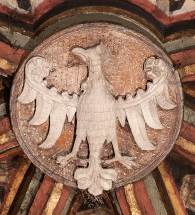 Zdjęcie nr 93: Kościół położony na południe od rynku, na placu otoczonym kamiennym murem z dwiema bramkami od zachodu i północy oraz bramką od południa. Kościół jednonawowy, dwuprzęsłowy, z węższym, niższym dwuprzęsłowym prezbiterium zamkniętym pięciobocznie. Do prezbiterium przylegają dwa aneksy, od północy dawna zakrystia (obecnie kaplica świętych Męczennic), zamknięta od wschodu dwubocznie, mająca w narożu z korpusem wieżyczkę schodową, a od południa zakrystia nowa, na planie prostokąta. Do nawy przylegają dwie kaplice: od północy kaplica Lubomirskich, założona na rzucie kwadratu, nakryta kopułą, a od południa kaplica Branickich, także na rzucie kwadratu z kopułą. Przy korpusie od zachodu piętrowa kruchta, pierwotnie otwarta w przyziemiu od północy, zachodu i południa ostrołukowymi arkadami. Arkada tęczy ostrołukowa. Sklepienie prezbiterium, zakrystii i obu kondygnacjach kruchty krzyżowo-żebrowe, w korpusie, pierwotnie trójprzęsłowym, pierwotnie sklepienie o polach trójkątnych z trójpromieniem, wsparte na dwóch dziesięciobocznych filarach, obecnie kolebkowo z lunetami. Żebra w prezbiterium i zakrystii o profilu żłobkowym, w kruchcie - gruszkowym. W prezbiterium służki cylindryczne, nadwieszone na oplecionych liśćmi wspornikach oraz rzeźbione zworniki z przedstawieniem Głowy Chrystusa i motywami roślinnymi. Ściany rozczłonkowane wykonanymi w czarnego marmuru arkadami, zamkniętymi łukiem półkolistymi. Okna ostrołukowe , obustronnie rozglifione z krzyżowym laskowaniem, w ścianie północnym prezbiterium ślepe. Kościół opięty przyporami. Elewacje na cokole, z profilowanymi gzymsami cokołowymi, kapnikowym i koronującym. Szczyty zwieńczone kwiatonami, z których zachodnie z krzyżem. Portale kamienne, ostrołukowe: zachodni profilowany, z ażurowym maswerkiem; drugi w prezbiterium do zakrystii, profilowany; trzeci do wieżyczki schodowej.