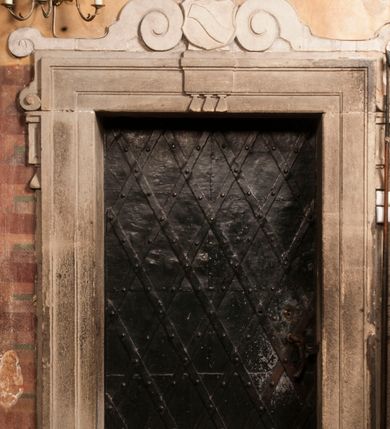 Zdjęcie nr 96: Kościół położony na południe od rynku, na placu otoczonym kamiennym murem z dwiema bramkami od zachodu i północy oraz bramką od południa. Kościół jednonawowy, dwuprzęsłowy, z węższym, niższym dwuprzęsłowym prezbiterium zamkniętym pięciobocznie. Do prezbiterium przylegają dwa aneksy, od północy dawna zakrystia (obecnie kaplica świętych Męczennic), zamknięta od wschodu dwubocznie, mająca w narożu z korpusem wieżyczkę schodową, a od południa zakrystia nowa, na planie prostokąta. Do nawy przylegają dwie kaplice: od północy kaplica Lubomirskich, założona na rzucie kwadratu, nakryta kopułą, a od południa kaplica Branickich, także na rzucie kwadratu z kopułą. Przy korpusie od zachodu piętrowa kruchta, pierwotnie otwarta w przyziemiu od północy, zachodu i południa ostrołukowymi arkadami. Arkada tęczy ostrołukowa. Sklepienie prezbiterium, zakrystii i obu kondygnacjach kruchty krzyżowo-żebrowe, w korpusie, pierwotnie trójprzęsłowym, pierwotnie sklepienie o polach trójkątnych z trójpromieniem, wsparte na dwóch dziesięciobocznych filarach, obecnie kolebkowo z lunetami. Żebra w prezbiterium i zakrystii o profilu żłobkowym, w kruchcie - gruszkowym. W prezbiterium służki cylindryczne, nadwieszone na oplecionych liśćmi wspornikach oraz rzeźbione zworniki z przedstawieniem Głowy Chrystusa i motywami roślinnymi. Ściany rozczłonkowane wykonanymi w czarnego marmuru arkadami, zamkniętymi łukiem półkolistymi. Okna ostrołukowe , obustronnie rozglifione z krzyżowym laskowaniem, w ścianie północnym prezbiterium ślepe. Kościół opięty przyporami. Elewacje na cokole, z profilowanymi gzymsami cokołowymi, kapnikowym i koronującym. Szczyty zwieńczone kwiatonami, z których zachodnie z krzyżem. Portale kamienne, ostrołukowe: zachodni profilowany, z ażurowym maswerkiem; drugi w prezbiterium do zakrystii, profilowany; trzeci do wieżyczki schodowej.