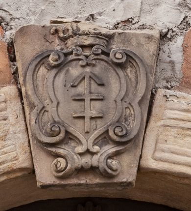 Zdjęcie nr 98: Kościół położony na południe od rynku, na placu otoczonym kamiennym murem z dwiema bramkami od zachodu i północy oraz bramką od południa. Kościół jednonawowy, dwuprzęsłowy, z węższym, niższym dwuprzęsłowym prezbiterium zamkniętym pięciobocznie. Do prezbiterium przylegają dwa aneksy, od północy dawna zakrystia (obecnie kaplica świętych Męczennic), zamknięta od wschodu dwubocznie, mająca w narożu z korpusem wieżyczkę schodową, a od południa zakrystia nowa, na planie prostokąta. Do nawy przylegają dwie kaplice: od północy kaplica Lubomirskich, założona na rzucie kwadratu, nakryta kopułą, a od południa kaplica Branickich, także na rzucie kwadratu z kopułą. Przy korpusie od zachodu piętrowa kruchta, pierwotnie otwarta w przyziemiu od północy, zachodu i południa ostrołukowymi arkadami. Arkada tęczy ostrołukowa. Sklepienie prezbiterium, zakrystii i obu kondygnacjach kruchty krzyżowo-żebrowe, w korpusie, pierwotnie trójprzęsłowym, pierwotnie sklepienie o polach trójkątnych z trójpromieniem, wsparte na dwóch dziesięciobocznych filarach, obecnie kolebkowo z lunetami. Żebra w prezbiterium i zakrystii o profilu żłobkowym, w kruchcie - gruszkowym. W prezbiterium służki cylindryczne, nadwieszone na oplecionych liśćmi wspornikach oraz rzeźbione zworniki z przedstawieniem Głowy Chrystusa i motywami roślinnymi. Ściany rozczłonkowane wykonanymi w czarnego marmuru arkadami, zamkniętymi łukiem półkolistymi. Okna ostrołukowe , obustronnie rozglifione z krzyżowym laskowaniem, w ścianie północnym prezbiterium ślepe. Kościół opięty przyporami. Elewacje na cokole, z profilowanymi gzymsami cokołowymi, kapnikowym i koronującym. Szczyty zwieńczone kwiatonami, z których zachodnie z krzyżem. Portale kamienne, ostrołukowe: zachodni profilowany, z ażurowym maswerkiem; drugi w prezbiterium do zakrystii, profilowany; trzeci do wieżyczki schodowej.