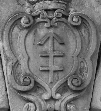 Zdjęcie nr 102: Kościół położony na południe od rynku, na placu otoczonym kamiennym murem z dwiema bramkami od zachodu i północy oraz bramką od południa. Kościół jednonawowy, dwuprzęsłowy, z węższym, niższym dwuprzęsłowym prezbiterium zamkniętym pięciobocznie. Do prezbiterium przylegają dwa aneksy, od północy dawna zakrystia (obecnie kaplica świętych Męczennic), zamknięta od wschodu dwubocznie, mająca w narożu z korpusem wieżyczkę schodową, a od południa zakrystia nowa, na planie prostokąta. Do nawy przylegają dwie kaplice: od północy kaplica Lubomirskich, założona na rzucie kwadratu, nakryta kopułą, a od południa kaplica Branickich, także na rzucie kwadratu z kopułą. Przy korpusie od zachodu piętrowa kruchta, pierwotnie otwarta w przyziemiu od północy, zachodu i południa ostrołukowymi arkadami. Arkada tęczy ostrołukowa. Sklepienie prezbiterium, zakrystii i obu kondygnacjach kruchty krzyżowo-żebrowe, w korpusie, pierwotnie trójprzęsłowym, pierwotnie sklepienie o polach trójkątnych z trójpromieniem, wsparte na dwóch dziesięciobocznych filarach, obecnie kolebkowo z lunetami. Żebra w prezbiterium i zakrystii o profilu żłobkowym, w kruchcie - gruszkowym. W prezbiterium służki cylindryczne, nadwieszone na oplecionych liśćmi wspornikach oraz rzeźbione zworniki z przedstawieniem Głowy Chrystusa i motywami roślinnymi. Ściany rozczłonkowane wykonanymi w czarnego marmuru arkadami, zamkniętymi łukiem półkolistymi. Okna ostrołukowe , obustronnie rozglifione z krzyżowym laskowaniem, w ścianie północnym prezbiterium ślepe. Kościół opięty przyporami. Elewacje na cokole, z profilowanymi gzymsami cokołowymi, kapnikowym i koronującym. Szczyty zwieńczone kwiatonami, z których zachodnie z krzyżem. Portale kamienne, ostrołukowe: zachodni profilowany, z ażurowym maswerkiem; drugi w prezbiterium do zakrystii, profilowany; trzeci do wieżyczki schodowej.