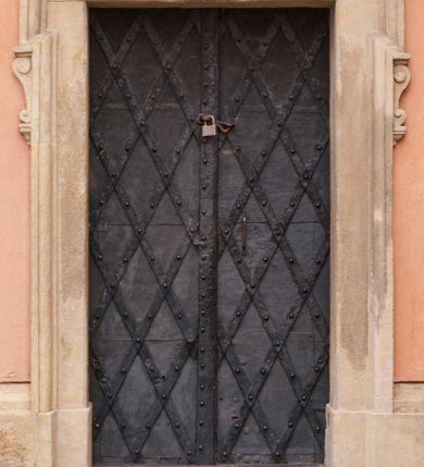 Zdjęcie nr 99: Kościół położony na południe od rynku, na placu otoczonym kamiennym murem z dwiema bramkami od zachodu i północy oraz bramką od południa. Kościół jednonawowy, dwuprzęsłowy, z węższym, niższym dwuprzęsłowym prezbiterium zamkniętym pięciobocznie. Do prezbiterium przylegają dwa aneksy, od północy dawna zakrystia (obecnie kaplica świętych Męczennic), zamknięta od wschodu dwubocznie, mająca w narożu z korpusem wieżyczkę schodową, a od południa zakrystia nowa, na planie prostokąta. Do nawy przylegają dwie kaplice: od północy kaplica Lubomirskich, założona na rzucie kwadratu, nakryta kopułą, a od południa kaplica Branickich, także na rzucie kwadratu z kopułą. Przy korpusie od zachodu piętrowa kruchta, pierwotnie otwarta w przyziemiu od północy, zachodu i południa ostrołukowymi arkadami. Arkada tęczy ostrołukowa. Sklepienie prezbiterium, zakrystii i obu kondygnacjach kruchty krzyżowo-żebrowe, w korpusie, pierwotnie trójprzęsłowym, pierwotnie sklepienie o polach trójkątnych z trójpromieniem, wsparte na dwóch dziesięciobocznych filarach, obecnie kolebkowo z lunetami. Żebra w prezbiterium i zakrystii o profilu żłobkowym, w kruchcie - gruszkowym. W prezbiterium służki cylindryczne, nadwieszone na oplecionych liśćmi wspornikach oraz rzeźbione zworniki z przedstawieniem Głowy Chrystusa i motywami roślinnymi. Ściany rozczłonkowane wykonanymi w czarnego marmuru arkadami, zamkniętymi łukiem półkolistymi. Okna ostrołukowe , obustronnie rozglifione z krzyżowym laskowaniem, w ścianie północnym prezbiterium ślepe. Kościół opięty przyporami. Elewacje na cokole, z profilowanymi gzymsami cokołowymi, kapnikowym i koronującym. Szczyty zwieńczone kwiatonami, z których zachodnie z krzyżem. Portale kamienne, ostrołukowe: zachodni profilowany, z ażurowym maswerkiem; drugi w prezbiterium do zakrystii, profilowany; trzeci do wieżyczki schodowej.