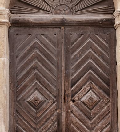 Zdjęcie nr 103: Kościół położony na południe od rynku, na placu otoczonym kamiennym murem z dwiema bramkami od zachodu i północy oraz bramką od południa. Kościół jednonawowy, dwuprzęsłowy, z węższym, niższym dwuprzęsłowym prezbiterium zamkniętym pięciobocznie. Do prezbiterium przylegają dwa aneksy, od północy dawna zakrystia (obecnie kaplica świętych Męczennic), zamknięta od wschodu dwubocznie, mająca w narożu z korpusem wieżyczkę schodową, a od południa zakrystia nowa, na planie prostokąta. Do nawy przylegają dwie kaplice: od północy kaplica Lubomirskich, założona na rzucie kwadratu, nakryta kopułą, a od południa kaplica Branickich, także na rzucie kwadratu z kopułą. Przy korpusie od zachodu piętrowa kruchta, pierwotnie otwarta w przyziemiu od północy, zachodu i południa ostrołukowymi arkadami. Arkada tęczy ostrołukowa. Sklepienie prezbiterium, zakrystii i obu kondygnacjach kruchty krzyżowo-żebrowe, w korpusie, pierwotnie trójprzęsłowym, pierwotnie sklepienie o polach trójkątnych z trójpromieniem, wsparte na dwóch dziesięciobocznych filarach, obecnie kolebkowo z lunetami. Żebra w prezbiterium i zakrystii o profilu żłobkowym, w kruchcie - gruszkowym. W prezbiterium służki cylindryczne, nadwieszone na oplecionych liśćmi wspornikach oraz rzeźbione zworniki z przedstawieniem Głowy Chrystusa i motywami roślinnymi. Ściany rozczłonkowane wykonanymi w czarnego marmuru arkadami, zamkniętymi łukiem półkolistymi. Okna ostrołukowe , obustronnie rozglifione z krzyżowym laskowaniem, w ścianie północnym prezbiterium ślepe. Kościół opięty przyporami. Elewacje na cokole, z profilowanymi gzymsami cokołowymi, kapnikowym i koronującym. Szczyty zwieńczone kwiatonami, z których zachodnie z krzyżem. Portale kamienne, ostrołukowe: zachodni profilowany, z ażurowym maswerkiem; drugi w prezbiterium do zakrystii, profilowany; trzeci do wieżyczki schodowej.