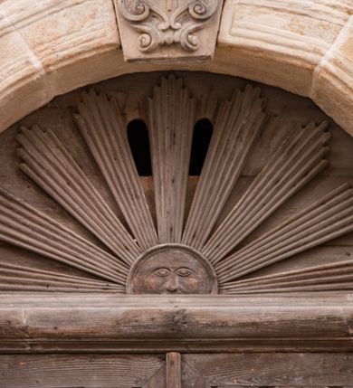 Zdjęcie nr 104: Kościół położony na południe od rynku, na placu otoczonym kamiennym murem z dwiema bramkami od zachodu i północy oraz bramką od południa. Kościół jednonawowy, dwuprzęsłowy, z węższym, niższym dwuprzęsłowym prezbiterium zamkniętym pięciobocznie. Do prezbiterium przylegają dwa aneksy, od północy dawna zakrystia (obecnie kaplica świętych Męczennic), zamknięta od wschodu dwubocznie, mająca w narożu z korpusem wieżyczkę schodową, a od południa zakrystia nowa, na planie prostokąta. Do nawy przylegają dwie kaplice: od północy kaplica Lubomirskich, założona na rzucie kwadratu, nakryta kopułą, a od południa kaplica Branickich, także na rzucie kwadratu z kopułą. Przy korpusie od zachodu piętrowa kruchta, pierwotnie otwarta w przyziemiu od północy, zachodu i południa ostrołukowymi arkadami. Arkada tęczy ostrołukowa. Sklepienie prezbiterium, zakrystii i obu kondygnacjach kruchty krzyżowo-żebrowe, w korpusie, pierwotnie trójprzęsłowym, pierwotnie sklepienie o polach trójkątnych z trójpromieniem, wsparte na dwóch dziesięciobocznych filarach, obecnie kolebkowo z lunetami. Żebra w prezbiterium i zakrystii o profilu żłobkowym, w kruchcie - gruszkowym. W prezbiterium służki cylindryczne, nadwieszone na oplecionych liśćmi wspornikach oraz rzeźbione zworniki z przedstawieniem Głowy Chrystusa i motywami roślinnymi. Ściany rozczłonkowane wykonanymi w czarnego marmuru arkadami, zamkniętymi łukiem półkolistymi. Okna ostrołukowe , obustronnie rozglifione z krzyżowym laskowaniem, w ścianie północnym prezbiterium ślepe. Kościół opięty przyporami. Elewacje na cokole, z profilowanymi gzymsami cokołowymi, kapnikowym i koronującym. Szczyty zwieńczone kwiatonami, z których zachodnie z krzyżem. Portale kamienne, ostrołukowe: zachodni profilowany, z ażurowym maswerkiem; drugi w prezbiterium do zakrystii, profilowany; trzeci do wieżyczki schodowej.