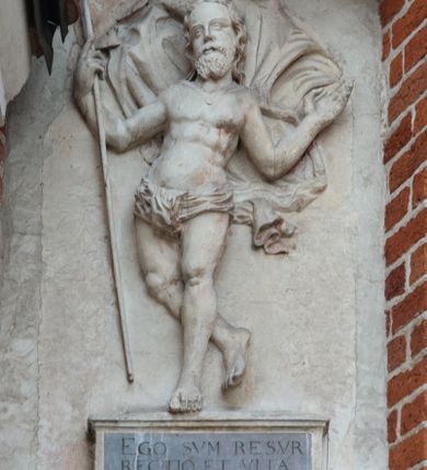 Zdjęcie nr 105: Kościół położony na południe od rynku, na placu otoczonym kamiennym murem z dwiema bramkami od zachodu i północy oraz bramką od południa. Kościół jednonawowy, dwuprzęsłowy, z węższym, niższym dwuprzęsłowym prezbiterium zamkniętym pięciobocznie. Do prezbiterium przylegają dwa aneksy, od północy dawna zakrystia (obecnie kaplica świętych Męczennic), zamknięta od wschodu dwubocznie, mająca w narożu z korpusem wieżyczkę schodową, a od południa zakrystia nowa, na planie prostokąta. Do nawy przylegają dwie kaplice: od północy kaplica Lubomirskich, założona na rzucie kwadratu, nakryta kopułą, a od południa kaplica Branickich, także na rzucie kwadratu z kopułą. Przy korpusie od zachodu piętrowa kruchta, pierwotnie otwarta w przyziemiu od północy, zachodu i południa ostrołukowymi arkadami. Arkada tęczy ostrołukowa. Sklepienie prezbiterium, zakrystii i obu kondygnacjach kruchty krzyżowo-żebrowe, w korpusie, pierwotnie trójprzęsłowym, pierwotnie sklepienie o polach trójkątnych z trójpromieniem, wsparte na dwóch dziesięciobocznych filarach, obecnie kolebkowo z lunetami. Żebra w prezbiterium i zakrystii o profilu żłobkowym, w kruchcie - gruszkowym. W prezbiterium służki cylindryczne, nadwieszone na oplecionych liśćmi wspornikach oraz rzeźbione zworniki z przedstawieniem Głowy Chrystusa i motywami roślinnymi. Ściany rozczłonkowane wykonanymi w czarnego marmuru arkadami, zamkniętymi łukiem półkolistymi. Okna ostrołukowe , obustronnie rozglifione z krzyżowym laskowaniem, w ścianie północnym prezbiterium ślepe. Kościół opięty przyporami. Elewacje na cokole, z profilowanymi gzymsami cokołowymi, kapnikowym i koronującym. Szczyty zwieńczone kwiatonami, z których zachodnie z krzyżem. Portale kamienne, ostrołukowe: zachodni profilowany, z ażurowym maswerkiem; drugi w prezbiterium do zakrystii, profilowany; trzeci do wieżyczki schodowej.