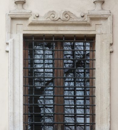 Zdjęcie nr 106: Kościół położony na południe od rynku, na placu otoczonym kamiennym murem z dwiema bramkami od zachodu i północy oraz bramką od południa. Kościół jednonawowy, dwuprzęsłowy, z węższym, niższym dwuprzęsłowym prezbiterium zamkniętym pięciobocznie. Do prezbiterium przylegają dwa aneksy, od północy dawna zakrystia (obecnie kaplica świętych Męczennic), zamknięta od wschodu dwubocznie, mająca w narożu z korpusem wieżyczkę schodową, a od południa zakrystia nowa, na planie prostokąta. Do nawy przylegają dwie kaplice: od północy kaplica Lubomirskich, założona na rzucie kwadratu, nakryta kopułą, a od południa kaplica Branickich, także na rzucie kwadratu z kopułą. Przy korpusie od zachodu piętrowa kruchta, pierwotnie otwarta w przyziemiu od północy, zachodu i południa ostrołukowymi arkadami. Arkada tęczy ostrołukowa. Sklepienie prezbiterium, zakrystii i obu kondygnacjach kruchty krzyżowo-żebrowe, w korpusie, pierwotnie trójprzęsłowym, pierwotnie sklepienie o polach trójkątnych z trójpromieniem, wsparte na dwóch dziesięciobocznych filarach, obecnie kolebkowo z lunetami. Żebra w prezbiterium i zakrystii o profilu żłobkowym, w kruchcie - gruszkowym. W prezbiterium służki cylindryczne, nadwieszone na oplecionych liśćmi wspornikach oraz rzeźbione zworniki z przedstawieniem Głowy Chrystusa i motywami roślinnymi. Ściany rozczłonkowane wykonanymi w czarnego marmuru arkadami, zamkniętymi łukiem półkolistymi. Okna ostrołukowe , obustronnie rozglifione z krzyżowym laskowaniem, w ścianie północnym prezbiterium ślepe. Kościół opięty przyporami. Elewacje na cokole, z profilowanymi gzymsami cokołowymi, kapnikowym i koronującym. Szczyty zwieńczone kwiatonami, z których zachodnie z krzyżem. Portale kamienne, ostrołukowe: zachodni profilowany, z ażurowym maswerkiem; drugi w prezbiterium do zakrystii, profilowany; trzeci do wieżyczki schodowej.