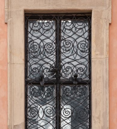 Zdjęcie nr 107: Kościół położony na południe od rynku, na placu otoczonym kamiennym murem z dwiema bramkami od zachodu i północy oraz bramką od południa. Kościół jednonawowy, dwuprzęsłowy, z węższym, niższym dwuprzęsłowym prezbiterium zamkniętym pięciobocznie. Do prezbiterium przylegają dwa aneksy, od północy dawna zakrystia (obecnie kaplica świętych Męczennic), zamknięta od wschodu dwubocznie, mająca w narożu z korpusem wieżyczkę schodową, a od południa zakrystia nowa, na planie prostokąta. Do nawy przylegają dwie kaplice: od północy kaplica Lubomirskich, założona na rzucie kwadratu, nakryta kopułą, a od południa kaplica Branickich, także na rzucie kwadratu z kopułą. Przy korpusie od zachodu piętrowa kruchta, pierwotnie otwarta w przyziemiu od północy, zachodu i południa ostrołukowymi arkadami. Arkada tęczy ostrołukowa. Sklepienie prezbiterium, zakrystii i obu kondygnacjach kruchty krzyżowo-żebrowe, w korpusie, pierwotnie trójprzęsłowym, pierwotnie sklepienie o polach trójkątnych z trójpromieniem, wsparte na dwóch dziesięciobocznych filarach, obecnie kolebkowo z lunetami. Żebra w prezbiterium i zakrystii o profilu żłobkowym, w kruchcie - gruszkowym. W prezbiterium służki cylindryczne, nadwieszone na oplecionych liśćmi wspornikach oraz rzeźbione zworniki z przedstawieniem Głowy Chrystusa i motywami roślinnymi. Ściany rozczłonkowane wykonanymi w czarnego marmuru arkadami, zamkniętymi łukiem półkolistymi. Okna ostrołukowe , obustronnie rozglifione z krzyżowym laskowaniem, w ścianie północnym prezbiterium ślepe. Kościół opięty przyporami. Elewacje na cokole, z profilowanymi gzymsami cokołowymi, kapnikowym i koronującym. Szczyty zwieńczone kwiatonami, z których zachodnie z krzyżem. Portale kamienne, ostrołukowe: zachodni profilowany, z ażurowym maswerkiem; drugi w prezbiterium do zakrystii, profilowany; trzeci do wieżyczki schodowej.