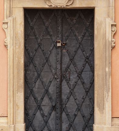 Zdjęcie nr 108: Kościół położony na południe od rynku, na placu otoczonym kamiennym murem z dwiema bramkami od zachodu i północy oraz bramką od południa. Kościół jednonawowy, dwuprzęsłowy, z węższym, niższym dwuprzęsłowym prezbiterium zamkniętym pięciobocznie. Do prezbiterium przylegają dwa aneksy, od północy dawna zakrystia (obecnie kaplica świętych Męczennic), zamknięta od wschodu dwubocznie, mająca w narożu z korpusem wieżyczkę schodową, a od południa zakrystia nowa, na planie prostokąta. Do nawy przylegają dwie kaplice: od północy kaplica Lubomirskich, założona na rzucie kwadratu, nakryta kopułą, a od południa kaplica Branickich, także na rzucie kwadratu z kopułą. Przy korpusie od zachodu piętrowa kruchta, pierwotnie otwarta w przyziemiu od północy, zachodu i południa ostrołukowymi arkadami. Arkada tęczy ostrołukowa. Sklepienie prezbiterium, zakrystii i obu kondygnacjach kruchty krzyżowo-żebrowe, w korpusie, pierwotnie trójprzęsłowym, pierwotnie sklepienie o polach trójkątnych z trójpromieniem, wsparte na dwóch dziesięciobocznych filarach, obecnie kolebkowo z lunetami. Żebra w prezbiterium i zakrystii o profilu żłobkowym, w kruchcie - gruszkowym. W prezbiterium służki cylindryczne, nadwieszone na oplecionych liśćmi wspornikach oraz rzeźbione zworniki z przedstawieniem Głowy Chrystusa i motywami roślinnymi. Ściany rozczłonkowane wykonanymi w czarnego marmuru arkadami, zamkniętymi łukiem półkolistymi. Okna ostrołukowe , obustronnie rozglifione z krzyżowym laskowaniem, w ścianie północnym prezbiterium ślepe. Kościół opięty przyporami. Elewacje na cokole, z profilowanymi gzymsami cokołowymi, kapnikowym i koronującym. Szczyty zwieńczone kwiatonami, z których zachodnie z krzyżem. Portale kamienne, ostrołukowe: zachodni profilowany, z ażurowym maswerkiem; drugi w prezbiterium do zakrystii, profilowany; trzeci do wieżyczki schodowej.