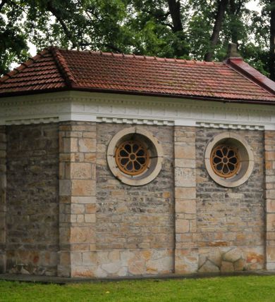 Zdjęcie nr 6: Kościół orientowany, murowany, trójnawowy, halowy, na rzucie prostokąta z wydłużonym, skierowanym na północ prezbiterium z dobudowaną zakrystią i skarbcem. Prezbiterium dwuprzęsłowe, węższe i niższe od korpusu, zamknięte prosto, z arkadową wnęką od strony wnętrza. Na łuku tęczowym napis „SERCE JEZUSA KRÓLOJ NAM”. Nawa główna oraz boczne trójprzęsłowe, rozdzielone masywnymi opilastrowanymi filarami; artykulacja ścian kontynuuje podziały sklepienia, którego szerokie gurty przechodzą w pilastry. Sklepienie prezbiterium oraz naw żagielkowe, przedzielone gurtami. Od południa chór muzyczny mieszczący się między pierwszymi filarami i powyżej kruchty wejściowej. W prezbiterium cztery okna w kształcie stojącego prostokąta zamknięte łukiem półkolistym oraz po dwa mniejsze, ale powtarzające ich kształt w skarbcu i zakrystii. W nawach bocznych po trzy okna wyznaczające środek każdego przęsła, naprzemiennie o opisanym kształcie oraz okulusy; w fasadzie powyżej wejścia okulus, wieża przepruta z każdej strony prostokątnym oknem zamkniętym półkoliście. Główne wejście od wschodu, po jednym od północy, południa, do zakrystii, do skarbca oraz między wymienionymi pomieszczeniami a prezbiterium. Ściany i sklepienia kościoła pokrywa polichromia skomponowana z dekoracji floralnych i floralno-geometrycznych oraz umieszczonych w jej obrębie symboli m.in. ewangelistów. Fasada wieżowa, trójosiowa, jednoprzęsłowa, z widocznym wątkiem kamiennym w dolnej i otynkowana w górnej części. Środkowa oś wyższa; podziały pionowe przeprowadzono za pomocą pilastrów, kondygnacje zamknięto gzymsem poziomym w osiach bocznych oraz wyniesionym i wyłamanym w środkowej. W osi środkowej portal w kształcie stojącego prostokąta zamkniętego łukiem półkolistym w szerokim rozglifieniu, a powyżej okulus. Zamykający kondygnacje trójkątny przyczółek dekorowany od dołu fryzem arkadkowym ułożonym schodkowo, ujmującym półokrągłą, konchową wnękę z figurą Matki Boskiej z Lourdes. W osiach bocznych większe wnęki powtarzające kształt opisanej, wypełnione figurami św. Cyryla i Metodego. Powyżej widoczna wieża, której kondygnacja jest przepruta oknami i zwieńczona gzymsem wyłamanym na osiach; w trójkątnych polach ślepe okulusy. Elewacje boczne z ciosu kamiennego przeprute jedynie oknami i portalami, zamknięte gzymsem o fryzie  wypełnionym prostokątnymi wnękami i gzymsie z ząbkowaniem. Nawy oraz prezbiterium przykrywają dachy dwuspadowe, zakrystię oraz skarbiec pulpitowe, wieżę namiotowy z fartuchem zwieńczony kulą z krzyżem. 
Do najciekawszych elementów wyposażenia należy neośredniowieczny ołtarz główny oraz rokokowa ambona z antyamboną. Najstarszym zabytkiem w posiadaniu kościoła św. Wojciecha jest tzw. „czarna Madonna” – umieszczona w późniejszym feretronie niewielka figurka Matki Boskiej z Dzieciątkiem pochodząca z XIV wieku. 
