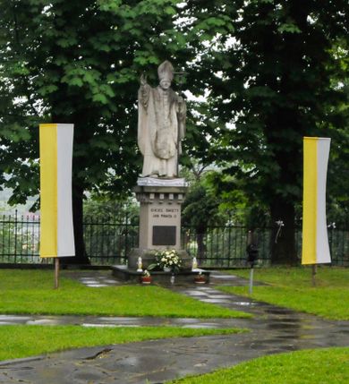 Zdjęcie nr 7: Kościół orientowany, murowany, trójnawowy, halowy, na rzucie prostokąta z wydłużonym, skierowanym na północ prezbiterium z dobudowaną zakrystią i skarbcem. Prezbiterium dwuprzęsłowe, węższe i niższe od korpusu, zamknięte prosto, z arkadową wnęką od strony wnętrza. Na łuku tęczowym napis „SERCE JEZUSA KRÓLOJ NAM”. Nawa główna oraz boczne trójprzęsłowe, rozdzielone masywnymi opilastrowanymi filarami; artykulacja ścian kontynuuje podziały sklepienia, którego szerokie gurty przechodzą w pilastry. Sklepienie prezbiterium oraz naw żagielkowe, przedzielone gurtami. Od południa chór muzyczny mieszczący się między pierwszymi filarami i powyżej kruchty wejściowej. W prezbiterium cztery okna w kształcie stojącego prostokąta zamknięte łukiem półkolistym oraz po dwa mniejsze, ale powtarzające ich kształt w skarbcu i zakrystii. W nawach bocznych po trzy okna wyznaczające środek każdego przęsła, naprzemiennie o opisanym kształcie oraz okulusy; w fasadzie powyżej wejścia okulus, wieża przepruta z każdej strony prostokątnym oknem zamkniętym półkoliście. Główne wejście od wschodu, po jednym od północy, południa, do zakrystii, do skarbca oraz między wymienionymi pomieszczeniami a prezbiterium. Ściany i sklepienia kościoła pokrywa polichromia skomponowana z dekoracji floralnych i floralno-geometrycznych oraz umieszczonych w jej obrębie symboli m.in. ewangelistów. Fasada wieżowa, trójosiowa, jednoprzęsłowa, z widocznym wątkiem kamiennym w dolnej i otynkowana w górnej części. Środkowa oś wyższa; podziały pionowe przeprowadzono za pomocą pilastrów, kondygnacje zamknięto gzymsem poziomym w osiach bocznych oraz wyniesionym i wyłamanym w środkowej. W osi środkowej portal w kształcie stojącego prostokąta zamkniętego łukiem półkolistym w szerokim rozglifieniu, a powyżej okulus. Zamykający kondygnacje trójkątny przyczółek dekorowany od dołu fryzem arkadkowym ułożonym schodkowo, ujmującym półokrągłą, konchową wnękę z figurą Matki Boskiej z Lourdes. W osiach bocznych większe wnęki powtarzające kształt opisanej, wypełnione figurami św. Cyryla i Metodego. Powyżej widoczna wieża, której kondygnacja jest przepruta oknami i zwieńczona gzymsem wyłamanym na osiach; w trójkątnych polach ślepe okulusy. Elewacje boczne z ciosu kamiennego przeprute jedynie oknami i portalami, zamknięte gzymsem o fryzie  wypełnionym prostokątnymi wnękami i gzymsie z ząbkowaniem. Nawy oraz prezbiterium przykrywają dachy dwuspadowe, zakrystię oraz skarbiec pulpitowe, wieżę namiotowy z fartuchem zwieńczony kulą z krzyżem. 
Do najciekawszych elementów wyposażenia należy neośredniowieczny ołtarz główny oraz rokokowa ambona z antyamboną. Najstarszym zabytkiem w posiadaniu kościoła św. Wojciecha jest tzw. „czarna Madonna” – umieszczona w późniejszym feretronie niewielka figurka Matki Boskiej z Dzieciątkiem pochodząca z XIV wieku. 
