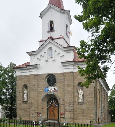 Zdjęcie nr 1: Kościół orientowany, murowany, trójnawowy, halowy, na rzucie prostokąta z wydłużonym, skierowanym na północ prezbiterium z dobudowaną zakrystią i skarbcem. Prezbiterium dwuprzęsłowe, węższe i niższe od korpusu, zamknięte prosto, z arkadową wnęką od strony wnętrza. Na łuku tęczowym napis „SERCE JEZUSA KRÓLOJ NAM”. Nawa główna oraz boczne trójprzęsłowe, rozdzielone masywnymi opilastrowanymi filarami; artykulacja ścian kontynuuje podziały sklepienia, którego szerokie gurty przechodzą w pilastry. Sklepienie prezbiterium oraz naw żagielkowe, przedzielone gurtami. Od południa chór muzyczny mieszczący się między pierwszymi filarami i powyżej kruchty wejściowej. W prezbiterium cztery okna w kształcie stojącego prostokąta zamknięte łukiem półkolistym oraz po dwa mniejsze, ale powtarzające ich kształt w skarbcu i zakrystii. W nawach bocznych po trzy okna wyznaczające środek każdego przęsła, naprzemiennie o opisanym kształcie oraz okulusy; w fasadzie powyżej wejścia okulus, wieża przepruta z każdej strony prostokątnym oknem zamkniętym półkoliście. Główne wejście od wschodu, po jednym od północy, południa, do zakrystii, do skarbca oraz między wymienionymi pomieszczeniami a prezbiterium. Ściany i sklepienia kościoła pokrywa polichromia skomponowana z dekoracji floralnych i floralno-geometrycznych oraz umieszczonych w jej obrębie symboli m.in. ewangelistów. Fasada wieżowa, trójosiowa, jednoprzęsłowa, z widocznym wątkiem kamiennym w dolnej i otynkowana w górnej części. Środkowa oś wyższa; podziały pionowe przeprowadzono za pomocą pilastrów, kondygnacje zamknięto gzymsem poziomym w osiach bocznych oraz wyniesionym i wyłamanym w środkowej. W osi środkowej portal w kształcie stojącego prostokąta zamkniętego łukiem półkolistym w szerokim rozglifieniu, a powyżej okulus. Zamykający kondygnacje trójkątny przyczółek dekorowany od dołu fryzem arkadkowym ułożonym schodkowo, ujmującym półokrągłą, konchową wnękę z figurą Matki Boskiej z Lourdes. W osiach bocznych większe wnęki powtarzające kształt opisanej, wypełnione figurami św. Cyryla i Metodego. Powyżej widoczna wieża, której kondygnacja jest przepruta oknami i zwieńczona gzymsem wyłamanym na osiach; w trójkątnych polach ślepe okulusy. Elewacje boczne z ciosu kamiennego przeprute jedynie oknami i portalami, zamknięte gzymsem o fryzie  wypełnionym prostokątnymi wnękami i gzymsie z ząbkowaniem. Nawy oraz prezbiterium przykrywają dachy dwuspadowe, zakrystię oraz skarbiec pulpitowe, wieżę namiotowy z fartuchem zwieńczony kulą z krzyżem. 
Do najciekawszych elementów wyposażenia należy neośredniowieczny ołtarz główny oraz rokokowa ambona z antyamboną. Najstarszym zabytkiem w posiadaniu kościoła św. Wojciecha jest tzw. „czarna Madonna” – umieszczona w późniejszym feretronie niewielka figurka Matki Boskiej z Dzieciątkiem pochodząca z XIV wieku. 
