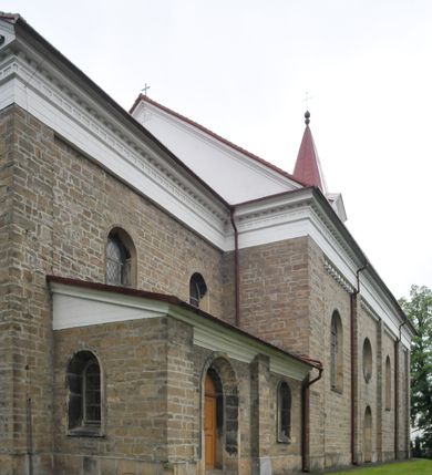 Zdjęcie nr 3: Kościół orientowany, murowany, trójnawowy, halowy, na rzucie prostokąta z wydłużonym, skierowanym na północ prezbiterium z dobudowaną zakrystią i skarbcem. Prezbiterium dwuprzęsłowe, węższe i niższe od korpusu, zamknięte prosto, z arkadową wnęką od strony wnętrza. Na łuku tęczowym napis „SERCE JEZUSA KRÓLOJ NAM”. Nawa główna oraz boczne trójprzęsłowe, rozdzielone masywnymi opilastrowanymi filarami; artykulacja ścian kontynuuje podziały sklepienia, którego szerokie gurty przechodzą w pilastry. Sklepienie prezbiterium oraz naw żagielkowe, przedzielone gurtami. Od południa chór muzyczny mieszczący się między pierwszymi filarami i powyżej kruchty wejściowej. W prezbiterium cztery okna w kształcie stojącego prostokąta zamknięte łukiem półkolistym oraz po dwa mniejsze, ale powtarzające ich kształt w skarbcu i zakrystii. W nawach bocznych po trzy okna wyznaczające środek każdego przęsła, naprzemiennie o opisanym kształcie oraz okulusy; w fasadzie powyżej wejścia okulus, wieża przepruta z każdej strony prostokątnym oknem zamkniętym półkoliście. Główne wejście od wschodu, po jednym od północy, południa, do zakrystii, do skarbca oraz między wymienionymi pomieszczeniami a prezbiterium. Ściany i sklepienia kościoła pokrywa polichromia skomponowana z dekoracji floralnych i floralno-geometrycznych oraz umieszczonych w jej obrębie symboli m.in. ewangelistów. Fasada wieżowa, trójosiowa, jednoprzęsłowa, z widocznym wątkiem kamiennym w dolnej i otynkowana w górnej części. Środkowa oś wyższa; podziały pionowe przeprowadzono za pomocą pilastrów, kondygnacje zamknięto gzymsem poziomym w osiach bocznych oraz wyniesionym i wyłamanym w środkowej. W osi środkowej portal w kształcie stojącego prostokąta zamkniętego łukiem półkolistym w szerokim rozglifieniu, a powyżej okulus. Zamykający kondygnacje trójkątny przyczółek dekorowany od dołu fryzem arkadkowym ułożonym schodkowo, ujmującym półokrągłą, konchową wnękę z figurą Matki Boskiej z Lourdes. W osiach bocznych większe wnęki powtarzające kształt opisanej, wypełnione figurami św. Cyryla i Metodego. Powyżej widoczna wieża, której kondygnacja jest przepruta oknami i zwieńczona gzymsem wyłamanym na osiach; w trójkątnych polach ślepe okulusy. Elewacje boczne z ciosu kamiennego przeprute jedynie oknami i portalami, zamknięte gzymsem o fryzie  wypełnionym prostokątnymi wnękami i gzymsie z ząbkowaniem. Nawy oraz prezbiterium przykrywają dachy dwuspadowe, zakrystię oraz skarbiec pulpitowe, wieżę namiotowy z fartuchem zwieńczony kulą z krzyżem. 
Do najciekawszych elementów wyposażenia należy neośredniowieczny ołtarz główny oraz rokokowa ambona z antyamboną. Najstarszym zabytkiem w posiadaniu kościoła św. Wojciecha jest tzw. „czarna Madonna” – umieszczona w późniejszym feretronie niewielka figurka Matki Boskiej z Dzieciątkiem pochodząca z XIV wieku. 
