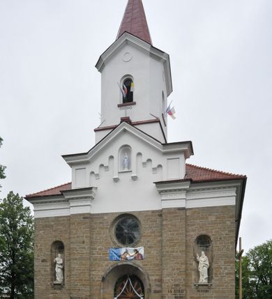 Zdjęcie nr 2: Kościół orientowany, murowany, trójnawowy, halowy, na rzucie prostokąta z wydłużonym, skierowanym na północ prezbiterium z dobudowaną zakrystią i skarbcem. Prezbiterium dwuprzęsłowe, węższe i niższe od korpusu, zamknięte prosto, z arkadową wnęką od strony wnętrza. Na łuku tęczowym napis „SERCE JEZUSA KRÓLOJ NAM”. Nawa główna oraz boczne trójprzęsłowe, rozdzielone masywnymi opilastrowanymi filarami; artykulacja ścian kontynuuje podziały sklepienia, którego szerokie gurty przechodzą w pilastry. Sklepienie prezbiterium oraz naw żagielkowe, przedzielone gurtami. Od południa chór muzyczny mieszczący się między pierwszymi filarami i powyżej kruchty wejściowej. W prezbiterium cztery okna w kształcie stojącego prostokąta zamknięte łukiem półkolistym oraz po dwa mniejsze, ale powtarzające ich kształt w skarbcu i zakrystii. W nawach bocznych po trzy okna wyznaczające środek każdego przęsła, naprzemiennie o opisanym kształcie oraz okulusy; w fasadzie powyżej wejścia okulus, wieża przepruta z każdej strony prostokątnym oknem zamkniętym półkoliście. Główne wejście od wschodu, po jednym od północy, południa, do zakrystii, do skarbca oraz między wymienionymi pomieszczeniami a prezbiterium. Ściany i sklepienia kościoła pokrywa polichromia skomponowana z dekoracji floralnych i floralno-geometrycznych oraz umieszczonych w jej obrębie symboli m.in. ewangelistów. Fasada wieżowa, trójosiowa, jednoprzęsłowa, z widocznym wątkiem kamiennym w dolnej i otynkowana w górnej części. Środkowa oś wyższa; podziały pionowe przeprowadzono za pomocą pilastrów, kondygnacje zamknięto gzymsem poziomym w osiach bocznych oraz wyniesionym i wyłamanym w środkowej. W osi środkowej portal w kształcie stojącego prostokąta zamkniętego łukiem półkolistym w szerokim rozglifieniu, a powyżej okulus. Zamykający kondygnacje trójkątny przyczółek dekorowany od dołu fryzem arkadkowym ułożonym schodkowo, ujmującym półokrągłą, konchową wnękę z figurą Matki Boskiej z Lourdes. W osiach bocznych większe wnęki powtarzające kształt opisanej, wypełnione figurami św. Cyryla i Metodego. Powyżej widoczna wieża, której kondygnacja jest przepruta oknami i zwieńczona gzymsem wyłamanym na osiach; w trójkątnych polach ślepe okulusy. Elewacje boczne z ciosu kamiennego przeprute jedynie oknami i portalami, zamknięte gzymsem o fryzie  wypełnionym prostokątnymi wnękami i gzymsie z ząbkowaniem. Nawy oraz prezbiterium przykrywają dachy dwuspadowe, zakrystię oraz skarbiec pulpitowe, wieżę namiotowy z fartuchem zwieńczony kulą z krzyżem. 
Do najciekawszych elementów wyposażenia należy neośredniowieczny ołtarz główny oraz rokokowa ambona z antyamboną. Najstarszym zabytkiem w posiadaniu kościoła św. Wojciecha jest tzw. „czarna Madonna” – umieszczona w późniejszym feretronie niewielka figurka Matki Boskiej z Dzieciątkiem pochodząca z XIV wieku. 
