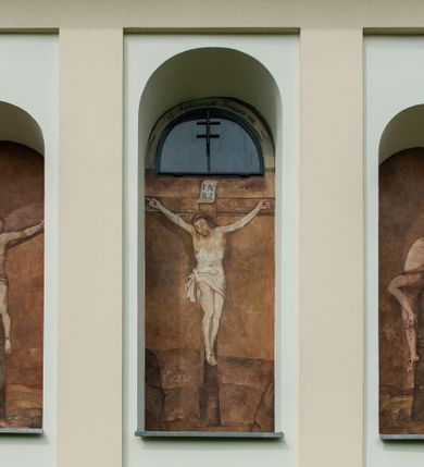 Zdjęcie nr 15: Kościół murowany, tynkowany, jednonawowy. Prezbiterium prostokątne, zamknięte prosto, z obu stron przy nawie prostokątne, piętrowe lokalności (zakrystia i skarbiec, empory). Nawa szersza od prezbiterium, na rzucie prostokąta, od frontu przylega wieża na planie kwadratu z dwoma aneksami po bokach. Prezbiterium dwuprzęsłowe, podzielone wewnątrz pilastrami, sklepione żagielkowo na gurtach. Empory flankowane parami półkolumienek, z oknami w formie leżącego prostokąta zamkniętego łukiem odcinkowym, nad lewą herb Odrowąż z inicjałami „JG”. Nawa nakryta pozornym, spłaszczonym sklepieniem kolebkowym. Otwór tęczowy w formie półkolistej arkady wspartej na pilastrach, z belką o fantazyjnym kształcie. Chór muzyczny dwukondygnacyjny, wsparty na dwóch filarach i dwóch półfilarach, pomiędzy którymi arkady ostrołukowe, kondygnacja zamknięta profilowanym gzymsem. Druga kondygnacja z trzema arkadami, w środkowej organ z wklęsło-wypukłą, ażurową balustradą. Posadzka z płyt ceramicznych. 
Fasada trójosiowa, dwukondygnacyjna. Pierwsza kondygnacja wydzielona pilastrami dekorowanymi blendami, zwieńczona profilowanym gzymsem z fryzem arkadkowym. Nad pilastrami osi bocznych dwie stylizowane wieżyczki, zakończone krzyżami. 
Na każdej osi ostrołukowe arkady, w środkowej wejście, dwie boczne wypełnione stylizowanymi blendami; nad nimi otwory okienne. Na osi środkowej, w drugiej kondygnacji wieża, ujęta w narożach czterema wieżyczkami, ścianki flankowane lizenami, zakończona profilowanym gzymsem z kostkowaniem. Na ściankach z czterech stron tarcze zegarowe oraz otwory dzwonne w formie ostrołukowych arkad w opaskach tynkowych. Wieża nakryta dachem ostrosłupowym. 
Elewacje gładkie, tynkowane zakończone profilowanym gzymsem. Wyodrębnione aneksy elewacji bocznych ujęte grubymi lizenami, z ostrołukowymi arkadami w polu, ujętymi opaskami tynkowymi. Od strony fasady w partiach aneksów bocznych wejścia do kościoła, od strony prezbiterium ostrołukowe okienka. Na każdej elewacji bocznej po trzy okna w formie stojącego prostokąta zamkniętego łukiem półkolistym, o szerokich rozglifieniach, po dwa w nawie i jednym w prezbiterium. Elewacja zamykająca prezbiterium trójosiowa, wydzielona lizenami, z głębokimi wnękami w formie stojącego prostokąta zamkniętego łukiem półkolistym, z namalowanym wizerunkiem Ukrzyżowanego Chrystusa i dwóch łotrów na krzyżach. Elewacja zakończona profilowanym gzymsem, z daszkiem pulpitowym oraz trójkątnym szczytem z czterema cokołami. Nawa i prezbiterium nakryte osobnymi  dachami dwuspadowymi. Na połączeniu nawy i aneksów przy prezbiterium wieżyczka na sygnaturkę z latarnią, nakryta dachem ostrosłupowym. 


