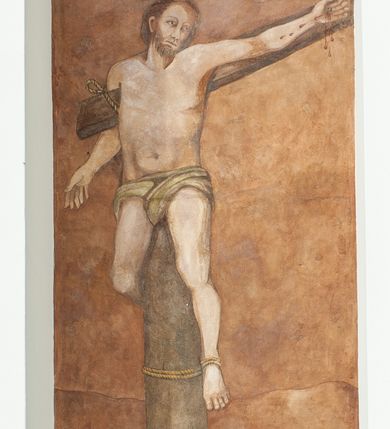 Zdjęcie nr 18: Kościół murowany, tynkowany, jednonawowy. Prezbiterium prostokątne, zamknięte prosto, z obu stron przy nawie prostokątne, piętrowe lokalności (zakrystia i skarbiec, empory). Nawa szersza od prezbiterium, na rzucie prostokąta, od frontu przylega wieża na planie kwadratu z dwoma aneksami po bokach. Prezbiterium dwuprzęsłowe, podzielone wewnątrz pilastrami, sklepione żagielkowo na gurtach. Empory flankowane parami półkolumienek, z oknami w formie leżącego prostokąta zamkniętego łukiem odcinkowym, nad lewą herb Odrowąż z inicjałami „JG”. Nawa nakryta pozornym, spłaszczonym sklepieniem kolebkowym. Otwór tęczowy w formie półkolistej arkady wspartej na pilastrach, z belką o fantazyjnym kształcie. Chór muzyczny dwukondygnacyjny, wsparty na dwóch filarach i dwóch półfilarach, pomiędzy którymi arkady ostrołukowe, kondygnacja zamknięta profilowanym gzymsem. Druga kondygnacja z trzema arkadami, w środkowej organ z wklęsło-wypukłą, ażurową balustradą. Posadzka z płyt ceramicznych. 
Fasada trójosiowa, dwukondygnacyjna. Pierwsza kondygnacja wydzielona pilastrami dekorowanymi blendami, zwieńczona profilowanym gzymsem z fryzem arkadkowym. Nad pilastrami osi bocznych dwie stylizowane wieżyczki, zakończone krzyżami. 
Na każdej osi ostrołukowe arkady, w środkowej wejście, dwie boczne wypełnione stylizowanymi blendami; nad nimi otwory okienne. Na osi środkowej, w drugiej kondygnacji wieża, ujęta w narożach czterema wieżyczkami, ścianki flankowane lizenami, zakończona profilowanym gzymsem z kostkowaniem. Na ściankach z czterech stron tarcze zegarowe oraz otwory dzwonne w formie ostrołukowych arkad w opaskach tynkowych. Wieża nakryta dachem ostrosłupowym. 
Elewacje gładkie, tynkowane zakończone profilowanym gzymsem. Wyodrębnione aneksy elewacji bocznych ujęte grubymi lizenami, z ostrołukowymi arkadami w polu, ujętymi opaskami tynkowymi. Od strony fasady w partiach aneksów bocznych wejścia do kościoła, od strony prezbiterium ostrołukowe okienka. Na każdej elewacji bocznej po trzy okna w formie stojącego prostokąta zamkniętego łukiem półkolistym, o szerokich rozglifieniach, po dwa w nawie i jednym w prezbiterium. Elewacja zamykająca prezbiterium trójosiowa, wydzielona lizenami, z głębokimi wnękami w formie stojącego prostokąta zamkniętego łukiem półkolistym, z namalowanym wizerunkiem Ukrzyżowanego Chrystusa i dwóch łotrów na krzyżach. Elewacja zakończona profilowanym gzymsem, z daszkiem pulpitowym oraz trójkątnym szczytem z czterema cokołami. Nawa i prezbiterium nakryte osobnymi  dachami dwuspadowymi. Na połączeniu nawy i aneksów przy prezbiterium wieżyczka na sygnaturkę z latarnią, nakryta dachem ostrosłupowym. 


