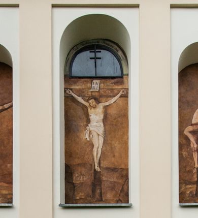 Zdjęcie nr 16: Kościół murowany, tynkowany, jednonawowy. Prezbiterium prostokątne, zamknięte prosto, z obu stron przy nawie prostokątne, piętrowe lokalności (zakrystia i skarbiec, empory). Nawa szersza od prezbiterium, na rzucie prostokąta, od frontu przylega wieża na planie kwadratu z dwoma aneksami po bokach. Prezbiterium dwuprzęsłowe, podzielone wewnątrz pilastrami, sklepione żagielkowo na gurtach. Empory flankowane parami półkolumienek, z oknami w formie leżącego prostokąta zamkniętego łukiem odcinkowym, nad lewą herb Odrowąż z inicjałami „JG”. Nawa nakryta pozornym, spłaszczonym sklepieniem kolebkowym. Otwór tęczowy w formie półkolistej arkady wspartej na pilastrach, z belką o fantazyjnym kształcie. Chór muzyczny dwukondygnacyjny, wsparty na dwóch filarach i dwóch półfilarach, pomiędzy którymi arkady ostrołukowe, kondygnacja zamknięta profilowanym gzymsem. Druga kondygnacja z trzema arkadami, w środkowej organ z wklęsło-wypukłą, ażurową balustradą. Posadzka z płyt ceramicznych. 
Fasada trójosiowa, dwukondygnacyjna. Pierwsza kondygnacja wydzielona pilastrami dekorowanymi blendami, zwieńczona profilowanym gzymsem z fryzem arkadkowym. Nad pilastrami osi bocznych dwie stylizowane wieżyczki, zakończone krzyżami. 
Na każdej osi ostrołukowe arkady, w środkowej wejście, dwie boczne wypełnione stylizowanymi blendami; nad nimi otwory okienne. Na osi środkowej, w drugiej kondygnacji wieża, ujęta w narożach czterema wieżyczkami, ścianki flankowane lizenami, zakończona profilowanym gzymsem z kostkowaniem. Na ściankach z czterech stron tarcze zegarowe oraz otwory dzwonne w formie ostrołukowych arkad w opaskach tynkowych. Wieża nakryta dachem ostrosłupowym. 
Elewacje gładkie, tynkowane zakończone profilowanym gzymsem. Wyodrębnione aneksy elewacji bocznych ujęte grubymi lizenami, z ostrołukowymi arkadami w polu, ujętymi opaskami tynkowymi. Od strony fasady w partiach aneksów bocznych wejścia do kościoła, od strony prezbiterium ostrołukowe okienka. Na każdej elewacji bocznej po trzy okna w formie stojącego prostokąta zamkniętego łukiem półkolistym, o szerokich rozglifieniach, po dwa w nawie i jednym w prezbiterium. Elewacja zamykająca prezbiterium trójosiowa, wydzielona lizenami, z głębokimi wnękami w formie stojącego prostokąta zamkniętego łukiem półkolistym, z namalowanym wizerunkiem Ukrzyżowanego Chrystusa i dwóch łotrów na krzyżach. Elewacja zakończona profilowanym gzymsem, z daszkiem pulpitowym oraz trójkątnym szczytem z czterema cokołami. Nawa i prezbiterium nakryte osobnymi  dachami dwuspadowymi. Na połączeniu nawy i aneksów przy prezbiterium wieżyczka na sygnaturkę z latarnią, nakryta dachem ostrosłupowym. 


