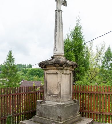 Zdjęcie nr 20: Kościół murowany, tynkowany, jednonawowy. Prezbiterium prostokątne, zamknięte prosto, z obu stron przy nawie prostokątne, piętrowe lokalności (zakrystia i skarbiec, empory). Nawa szersza od prezbiterium, na rzucie prostokąta, od frontu przylega wieża na planie kwadratu z dwoma aneksami po bokach. Prezbiterium dwuprzęsłowe, podzielone wewnątrz pilastrami, sklepione żagielkowo na gurtach. Empory flankowane parami półkolumienek, z oknami w formie leżącego prostokąta zamkniętego łukiem odcinkowym, nad lewą herb Odrowąż z inicjałami „JG”. Nawa nakryta pozornym, spłaszczonym sklepieniem kolebkowym. Otwór tęczowy w formie półkolistej arkady wspartej na pilastrach, z belką o fantazyjnym kształcie. Chór muzyczny dwukondygnacyjny, wsparty na dwóch filarach i dwóch półfilarach, pomiędzy którymi arkady ostrołukowe, kondygnacja zamknięta profilowanym gzymsem. Druga kondygnacja z trzema arkadami, w środkowej organ z wklęsło-wypukłą, ażurową balustradą. Posadzka z płyt ceramicznych. 
Fasada trójosiowa, dwukondygnacyjna. Pierwsza kondygnacja wydzielona pilastrami dekorowanymi blendami, zwieńczona profilowanym gzymsem z fryzem arkadkowym. Nad pilastrami osi bocznych dwie stylizowane wieżyczki, zakończone krzyżami. 
Na każdej osi ostrołukowe arkady, w środkowej wejście, dwie boczne wypełnione stylizowanymi blendami; nad nimi otwory okienne. Na osi środkowej, w drugiej kondygnacji wieża, ujęta w narożach czterema wieżyczkami, ścianki flankowane lizenami, zakończona profilowanym gzymsem z kostkowaniem. Na ściankach z czterech stron tarcze zegarowe oraz otwory dzwonne w formie ostrołukowych arkad w opaskach tynkowych. Wieża nakryta dachem ostrosłupowym. 
Elewacje gładkie, tynkowane zakończone profilowanym gzymsem. Wyodrębnione aneksy elewacji bocznych ujęte grubymi lizenami, z ostrołukowymi arkadami w polu, ujętymi opaskami tynkowymi. Od strony fasady w partiach aneksów bocznych wejścia do kościoła, od strony prezbiterium ostrołukowe okienka. Na każdej elewacji bocznej po trzy okna w formie stojącego prostokąta zamkniętego łukiem półkolistym, o szerokich rozglifieniach, po dwa w nawie i jednym w prezbiterium. Elewacja zamykająca prezbiterium trójosiowa, wydzielona lizenami, z głębokimi wnękami w formie stojącego prostokąta zamkniętego łukiem półkolistym, z namalowanym wizerunkiem Ukrzyżowanego Chrystusa i dwóch łotrów na krzyżach. Elewacja zakończona profilowanym gzymsem, z daszkiem pulpitowym oraz trójkątnym szczytem z czterema cokołami. Nawa i prezbiterium nakryte osobnymi  dachami dwuspadowymi. Na połączeniu nawy i aneksów przy prezbiterium wieżyczka na sygnaturkę z latarnią, nakryta dachem ostrosłupowym. 


