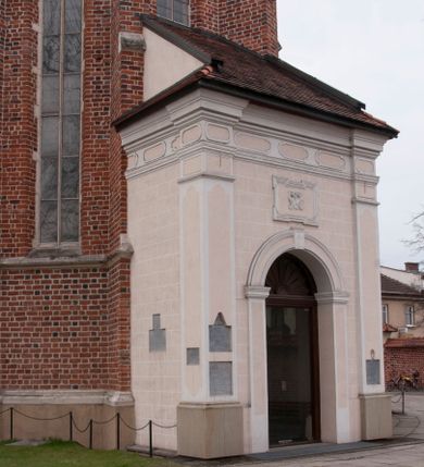 Zdjęcie nr 1: Na rzucie prostokąta, jednoprzestrzenna. Wewnątrz artykulacja ścian pilastrami i arkadami, nakryta stropem Zewnątrz naroża opięte pilastrami, na cokołach, z gładkimi kapitelami, wspierającymi niepełne belkowanie i profilowany gzyms. Elewacja wschodnia jednoosiowa, z okazałą arkadą z gzymsami impostowymi i kluczem w archiwolcie. Ponad arkadą prostokątna płycina w profilowanym uszatym obramieniu, z herbem Śreniawa w polu. Nakryta dachem pulpitowym.