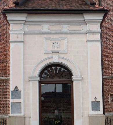 Zdjęcie nr 4: Na rzucie prostokąta, jednoprzestrzenna. Wewnątrz artykulacja ścian pilastrami i arkadami, nakryta stropem Zewnątrz naroża opięte pilastrami, na cokołach, z gładkimi kapitelami, wspierającymi niepełne belkowanie i profilowany gzyms. Elewacja wschodnia jednoosiowa, z okazałą arkadą z gzymsami impostowymi i kluczem w archiwolcie. Ponad arkadą prostokątna płycina w profilowanym uszatym obramieniu, z herbem Śreniawa w polu. Nakryta dachem pulpitowym.