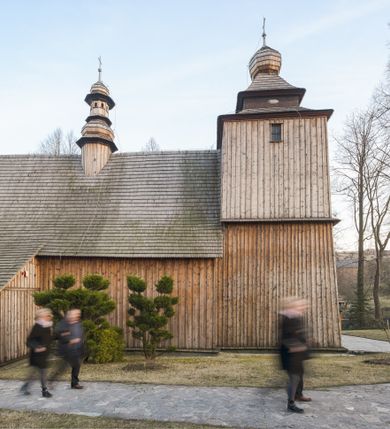Zdjęcie nr 2: Kościół Nawiedzenia Najświętszej Marii Panny jest usytuowany w centrum wsi, na południe od głównej drogi wiodącej przez Paczółtowice. Teren przykościelny z umiejscowionym w północnej części cmentarzem otacza niewysoki, kamienny i częściowo ceglany mur nakryty dwuspadowym daszkiem. Prowadzą do niego dwa wejścia – usytuowana w północno-zachodnim narożniku muru brama z figurami Matki Boskiej i Chrystusa oraz nieco skromniejsze wejście od strony południowej. W północno-wschodniej części placu przykościelnego znajduje się wolnostojąca dzwonnica założona na planie czworoboku. Natomiast w części południowo-wschodniej umiejscowiona jest kamienna grota mieszcząca figurę Matki Boskiej z Lourdes. Kościół paczółtowicki to niewielkich rozmiarów, orientowana i jednonawowa budowla o konstrukcji drewnianej; kryta gontem. Fundamenty świątyni są murowane i tynkowane, odsadzkę pomiędzy fundamentem i zrębem przykrywa niewielki okap z gontu. Ściany zewnętrzne kościoła oszalowano pionowymi deskami z nabitymi dla wzmocnienia listwami. Zamknięte wielobocznie prezbiterium, przekryte dachem trójpołaciowym przylega do nieco szerszej nawy założonej na rzucie zbliżonym do kwadratu. Nawa nakryta jest dachem dwuspadowym. Prowadzą do niej dwa wejścia: główne, od zachodu, spod wieży i od strony południowej. Okna wychodzą wyłącznie na południe i umieszczone są parami w nawie, z zachowanymi oryginalnymi obramieniami i w prezbiterium, gdzie były zmienione w czasie późniejszym. Przy prezbiterium od strony północnej znajduje się zakrystia na rzucie prostokąta nakryta jednospadowym dachem; dostępna od strony wschodniej. Do nawy od strony południowej przylega niewielka kruchta również na rzucie prostokąta, nakryta dwuspadowym dachem. W elewacji zachodniej znajduje się kwadratowa wieża dzwonna o ścianach lekko pochyłych, w połowie wysokości podzielonych gzymsem. Nakryta jest hełmem o kształcie daszka namiotowego zamkniętego od góry cebulastą kopułką zwieńczoną krzyżem. W zachodniej ścianie wieży znajduje się wejście główne do kościoła przykryte daszkiem dwuspadowym. Na ścianie południowej dwa okna zwieńczone trójkątnymi daszkami. Od strony północnej, zachodniej i południowej po jednym oknie umiejscowionym pod dachem wieży. Ośmioboczna wieżyczka na sygnaturkę nakryta jest rozbudowanym, barokowym hełmem z pseudoglorietą również zwieńczonym krzyżem. Nawa i prezbiterium przekryte  są wspólnym stropem (w nawie z zaskrzynieniami; belki zaskrzynień profilowane). Między nawą a prezbiterium mieści się ściana tęczowa z otworem tęczowym w formie ostrołukowej arkady. Na wysokości trzech czwartych wysokości nawy umieszczona jest poprzeczna belka tęczowa. W zachodniej części nawy znajduje się drewniany chór muzyczny wsparty na profilowanych, drewnianych kolumnach. Odrzwia w nawie od zachodu i południa z nadprożami wyciętymi w ośli grzbiet; okna w nawie z nadokiennikami o takim samym wykroju. Drzwi prowadzące z prezbiterium do zakrystii żelazne z listwami w skośną kratę, z antabą i zamkiem. Posadzka w nawie i prezbiterium marmurowa.
