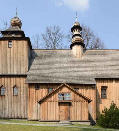 Zdjęcie nr 1: Kościół Nawiedzenia Najświętszej Marii Panny jest usytuowany w centrum wsi, na południe od głównej drogi wiodącej przez Paczółtowice. Teren przykościelny z umiejscowionym w północnej części cmentarzem otacza niewysoki, kamienny i częściowo ceglany mur nakryty dwuspadowym daszkiem. Prowadzą do niego dwa wejścia – usytuowana w północno-zachodnim narożniku muru brama z figurami Matki Boskiej i Chrystusa oraz nieco skromniejsze wejście od strony południowej. W północno-wschodniej części placu przykościelnego znajduje się wolnostojąca dzwonnica założona na planie czworoboku. Natomiast w części południowo-wschodniej umiejscowiona jest kamienna grota mieszcząca figurę Matki Boskiej z Lourdes. Kościół paczółtowicki to niewielkich rozmiarów, orientowana i jednonawowa budowla o konstrukcji drewnianej; kryta gontem. Fundamenty świątyni są murowane i tynkowane, odsadzkę pomiędzy fundamentem i zrębem przykrywa niewielki okap z gontu. Ściany zewnętrzne kościoła oszalowano pionowymi deskami z nabitymi dla wzmocnienia listwami. Zamknięte wielobocznie prezbiterium, przekryte dachem trójpołaciowym przylega do nieco szerszej nawy założonej na rzucie zbliżonym do kwadratu. Nawa nakryta jest dachem dwuspadowym. Prowadzą do niej dwa wejścia: główne, od zachodu, spod wieży i od strony południowej. Okna wychodzą wyłącznie na południe i umieszczone są parami w nawie, z zachowanymi oryginalnymi obramieniami i w prezbiterium, gdzie były zmienione w czasie późniejszym. Przy prezbiterium od strony północnej znajduje się zakrystia na rzucie prostokąta nakryta jednospadowym dachem; dostępna od strony wschodniej. Do nawy od strony południowej przylega niewielka kruchta również na rzucie prostokąta, nakryta dwuspadowym dachem. W elewacji zachodniej znajduje się kwadratowa wieża dzwonna o ścianach lekko pochyłych, w połowie wysokości podzielonych gzymsem. Nakryta jest hełmem o kształcie daszka namiotowego zamkniętego od góry cebulastą kopułką zwieńczoną krzyżem. W zachodniej ścianie wieży znajduje się wejście główne do kościoła przykryte daszkiem dwuspadowym. Na ścianie południowej dwa okna zwieńczone trójkątnymi daszkami. Od strony północnej, zachodniej i południowej po jednym oknie umiejscowionym pod dachem wieży. Ośmioboczna wieżyczka na sygnaturkę nakryta jest rozbudowanym, barokowym hełmem z pseudoglorietą również zwieńczonym krzyżem. Nawa i prezbiterium przekryte  są wspólnym stropem (w nawie z zaskrzynieniami; belki zaskrzynień profilowane). Między nawą a prezbiterium mieści się ściana tęczowa z otworem tęczowym w formie ostrołukowej arkady. Na wysokości trzech czwartych wysokości nawy umieszczona jest poprzeczna belka tęczowa. W zachodniej części nawy znajduje się drewniany chór muzyczny wsparty na profilowanych, drewnianych kolumnach. Odrzwia w nawie od zachodu i południa z nadprożami wyciętymi w ośli grzbiet; okna w nawie z nadokiennikami o takim samym wykroju. Drzwi prowadzące z prezbiterium do zakrystii żelazne z listwami w skośną kratę, z antabą i zamkiem. Posadzka w nawie i prezbiterium marmurowa.
