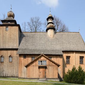 Zdjęcie nr 1: Kościół Nawiedzenia Najświętszej Marii Panny jest usytuowany w centrum wsi, na południe od głównej drogi wiodącej przez Paczółtowice. Teren przykościelny z umiejscowionym w północnej części cmentarzem otacza niewysoki, kamienny i częściowo ceglany mur nakryty dwuspadowym daszkiem. Prowadzą do niego dwa wejścia – usytuowana w północno-zachodnim narożniku muru brama z figurami Matki Boskiej i Chrystusa oraz nieco skromniejsze wejście od strony południowej. W północno-wschodniej części placu przykościelnego znajduje się wolnostojąca dzwonnica założona na planie czworoboku. Natomiast w części południowo-wschodniej umiejscowiona jest kamienna grota mieszcząca figurę Matki Boskiej z Lourdes. Kościół paczółtowicki to niewielkich rozmiarów, orientowana i jednonawowa budowla o konstrukcji drewnianej; kryta gontem. Fundamenty świątyni są murowane i tynkowane, odsadzkę pomiędzy fundamentem i zrębem przykrywa niewielki okap z gontu. Ściany zewnętrzne kościoła oszalowano pionowymi deskami z nabitymi dla wzmocnienia listwami. Zamknięte wielobocznie prezbiterium, przekryte dachem trójpołaciowym przylega do nieco szerszej nawy założonej na rzucie zbliżonym do kwadratu. Nawa nakryta jest dachem dwuspadowym. Prowadzą do niej dwa wejścia: główne, od zachodu, spod wieży i od strony południowej. Okna wychodzą wyłącznie na południe i umieszczone są parami w nawie, z zachowanymi oryginalnymi obramieniami i w prezbiterium, gdzie były zmienione w czasie późniejszym. Przy prezbiterium od strony północnej znajduje się zakrystia na rzucie prostokąta nakryta jednospadowym dachem; dostępna od strony wschodniej. Do nawy od strony południowej przylega niewielka kruchta również na rzucie prostokąta, nakryta dwuspadowym dachem. W elewacji zachodniej znajduje się kwadratowa wieża dzwonna o ścianach lekko pochyłych, w połowie wysokości podzielonych gzymsem. Nakryta jest hełmem o kształcie daszka namiotowego zamkniętego od góry cebulastą kopułką zwieńczoną krzyżem. W zachodniej ścianie wieży znajduje się wejście główne do kościoła przykryte daszkiem dwuspadowym. Na ścianie południowej dwa okna zwieńczone trójkątnymi daszkami. Od strony północnej, zachodniej i południowej po jednym oknie umiejscowionym pod dachem wieży. Ośmioboczna wieżyczka na sygnaturkę nakryta jest rozbudowanym, barokowym hełmem z pseudoglorietą również zwieńczonym krzyżem. Nawa i prezbiterium przekryte  są wspólnym stropem (w nawie z zaskrzynieniami; belki zaskrzynień profilowane). Między nawą a prezbiterium mieści się ściana tęczowa z otworem tęczowym w formie ostrołukowej arkady. Na wysokości trzech czwartych wysokości nawy umieszczona jest poprzeczna belka tęczowa. W zachodniej części nawy znajduje się drewniany chór muzyczny wsparty na profilowanych, drewnianych kolumnach. Odrzwia w nawie od zachodu i południa z nadprożami wyciętymi w ośli grzbiet; okna w nawie z nadokiennikami o takim samym wykroju. Drzwi prowadzące z prezbiterium do zakrystii żelazne z listwami w skośną kratę, z antabą i zamkiem. Posadzka w nawie i prezbiterium marmurowa.
