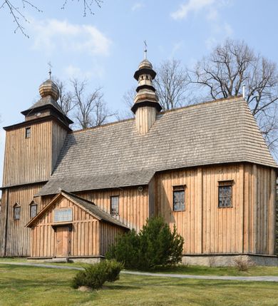 Zdjęcie nr 12: Kościół Nawiedzenia Najświętszej Marii Panny jest usytuowany w centrum wsi, na południe od głównej drogi wiodącej przez Paczółtowice. Teren przykościelny z umiejscowionym w północnej części cmentarzem otacza niewysoki, kamienny i częściowo ceglany mur nakryty dwuspadowym daszkiem. Prowadzą do niego dwa wejścia – usytuowana w północno-zachodnim narożniku muru brama z figurami Matki Boskiej i Chrystusa oraz nieco skromniejsze wejście od strony południowej. W północno-wschodniej części placu przykościelnego znajduje się wolnostojąca dzwonnica założona na planie czworoboku. Natomiast w części południowo-wschodniej umiejscowiona jest kamienna grota mieszcząca figurę Matki Boskiej z Lourdes. Kościół paczółtowicki to niewielkich rozmiarów, orientowana i jednonawowa budowla o konstrukcji drewnianej; kryta gontem. Fundamenty świątyni są murowane i tynkowane, odsadzkę pomiędzy fundamentem i zrębem przykrywa niewielki okap z gontu. Ściany zewnętrzne kościoła oszalowano pionowymi deskami z nabitymi dla wzmocnienia listwami. Zamknięte wielobocznie prezbiterium, przekryte dachem trójpołaciowym przylega do nieco szerszej nawy założonej na rzucie zbliżonym do kwadratu. Nawa nakryta jest dachem dwuspadowym. Prowadzą do niej dwa wejścia: główne, od zachodu, spod wieży i od strony południowej. Okna wychodzą wyłącznie na południe i umieszczone są parami w nawie, z zachowanymi oryginalnymi obramieniami i w prezbiterium, gdzie były zmienione w czasie późniejszym. Przy prezbiterium od strony północnej znajduje się zakrystia na rzucie prostokąta nakryta jednospadowym dachem; dostępna od strony wschodniej. Do nawy od strony południowej przylega niewielka kruchta również na rzucie prostokąta, nakryta dwuspadowym dachem. W elewacji zachodniej znajduje się kwadratowa wieża dzwonna o ścianach lekko pochyłych, w połowie wysokości podzielonych gzymsem. Nakryta jest hełmem o kształcie daszka namiotowego zamkniętego od góry cebulastą kopułką zwieńczoną krzyżem. W zachodniej ścianie wieży znajduje się wejście główne do kościoła przykryte daszkiem dwuspadowym. Na ścianie południowej dwa okna zwieńczone trójkątnymi daszkami. Od strony północnej, zachodniej i południowej po jednym oknie umiejscowionym pod dachem wieży. Ośmioboczna wieżyczka na sygnaturkę nakryta jest rozbudowanym, barokowym hełmem z pseudoglorietą również zwieńczonym krzyżem. Nawa i prezbiterium przekryte  są wspólnym stropem (w nawie z zaskrzynieniami; belki zaskrzynień profilowane). Między nawą a prezbiterium mieści się ściana tęczowa z otworem tęczowym w formie ostrołukowej arkady. Na wysokości trzech czwartych wysokości nawy umieszczona jest poprzeczna belka tęczowa. W zachodniej części nawy znajduje się drewniany chór muzyczny wsparty na profilowanych, drewnianych kolumnach. Odrzwia w nawie od zachodu i południa z nadprożami wyciętymi w ośli grzbiet; okna w nawie z nadokiennikami o takim samym wykroju. Drzwi prowadzące z prezbiterium do zakrystii żelazne z listwami w skośną kratę, z antabą i zamkiem. Posadzka w nawie i prezbiterium marmurowa.
