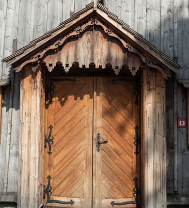 Zdjęcie nr 23: Kościół Nawiedzenia Najświętszej Marii Panny jest usytuowany w centrum wsi, na południe od głównej drogi wiodącej przez Paczółtowice. Teren przykościelny z umiejscowionym w północnej części cmentarzem otacza niewysoki, kamienny i częściowo ceglany mur nakryty dwuspadowym daszkiem. Prowadzą do niego dwa wejścia – usytuowana w północno-zachodnim narożniku muru brama z figurami Matki Boskiej i Chrystusa oraz nieco skromniejsze wejście od strony południowej. W północno-wschodniej części placu przykościelnego znajduje się wolnostojąca dzwonnica założona na planie czworoboku. Natomiast w części południowo-wschodniej umiejscowiona jest kamienna grota mieszcząca figurę Matki Boskiej z Lourdes. Kościół paczółtowicki to niewielkich rozmiarów, orientowana i jednonawowa budowla o konstrukcji drewnianej; kryta gontem. Fundamenty świątyni są murowane i tynkowane, odsadzkę pomiędzy fundamentem i zrębem przykrywa niewielki okap z gontu. Ściany zewnętrzne kościoła oszalowano pionowymi deskami z nabitymi dla wzmocnienia listwami. Zamknięte wielobocznie prezbiterium, przekryte dachem trójpołaciowym przylega do nieco szerszej nawy założonej na rzucie zbliżonym do kwadratu. Nawa nakryta jest dachem dwuspadowym. Prowadzą do niej dwa wejścia: główne, od zachodu, spod wieży i od strony południowej. Okna wychodzą wyłącznie na południe i umieszczone są parami w nawie, z zachowanymi oryginalnymi obramieniami i w prezbiterium, gdzie były zmienione w czasie późniejszym. Przy prezbiterium od strony północnej znajduje się zakrystia na rzucie prostokąta nakryta jednospadowym dachem; dostępna od strony wschodniej. Do nawy od strony południowej przylega niewielka kruchta również na rzucie prostokąta, nakryta dwuspadowym dachem. W elewacji zachodniej znajduje się kwadratowa wieża dzwonna o ścianach lekko pochyłych, w połowie wysokości podzielonych gzymsem. Nakryta jest hełmem o kształcie daszka namiotowego zamkniętego od góry cebulastą kopułką zwieńczoną krzyżem. W zachodniej ścianie wieży znajduje się wejście główne do kościoła przykryte daszkiem dwuspadowym. Na ścianie południowej dwa okna zwieńczone trójkątnymi daszkami. Od strony północnej, zachodniej i południowej po jednym oknie umiejscowionym pod dachem wieży. Ośmioboczna wieżyczka na sygnaturkę nakryta jest rozbudowanym, barokowym hełmem z pseudoglorietą również zwieńczonym krzyżem. Nawa i prezbiterium przekryte  są wspólnym stropem (w nawie z zaskrzynieniami; belki zaskrzynień profilowane). Między nawą a prezbiterium mieści się ściana tęczowa z otworem tęczowym w formie ostrołukowej arkady. Na wysokości trzech czwartych wysokości nawy umieszczona jest poprzeczna belka tęczowa. W zachodniej części nawy znajduje się drewniany chór muzyczny wsparty na profilowanych, drewnianych kolumnach. Odrzwia w nawie od zachodu i południa z nadprożami wyciętymi w ośli grzbiet; okna w nawie z nadokiennikami o takim samym wykroju. Drzwi prowadzące z prezbiterium do zakrystii żelazne z listwami w skośną kratę, z antabą i zamkiem. Posadzka w nawie i prezbiterium marmurowa.
